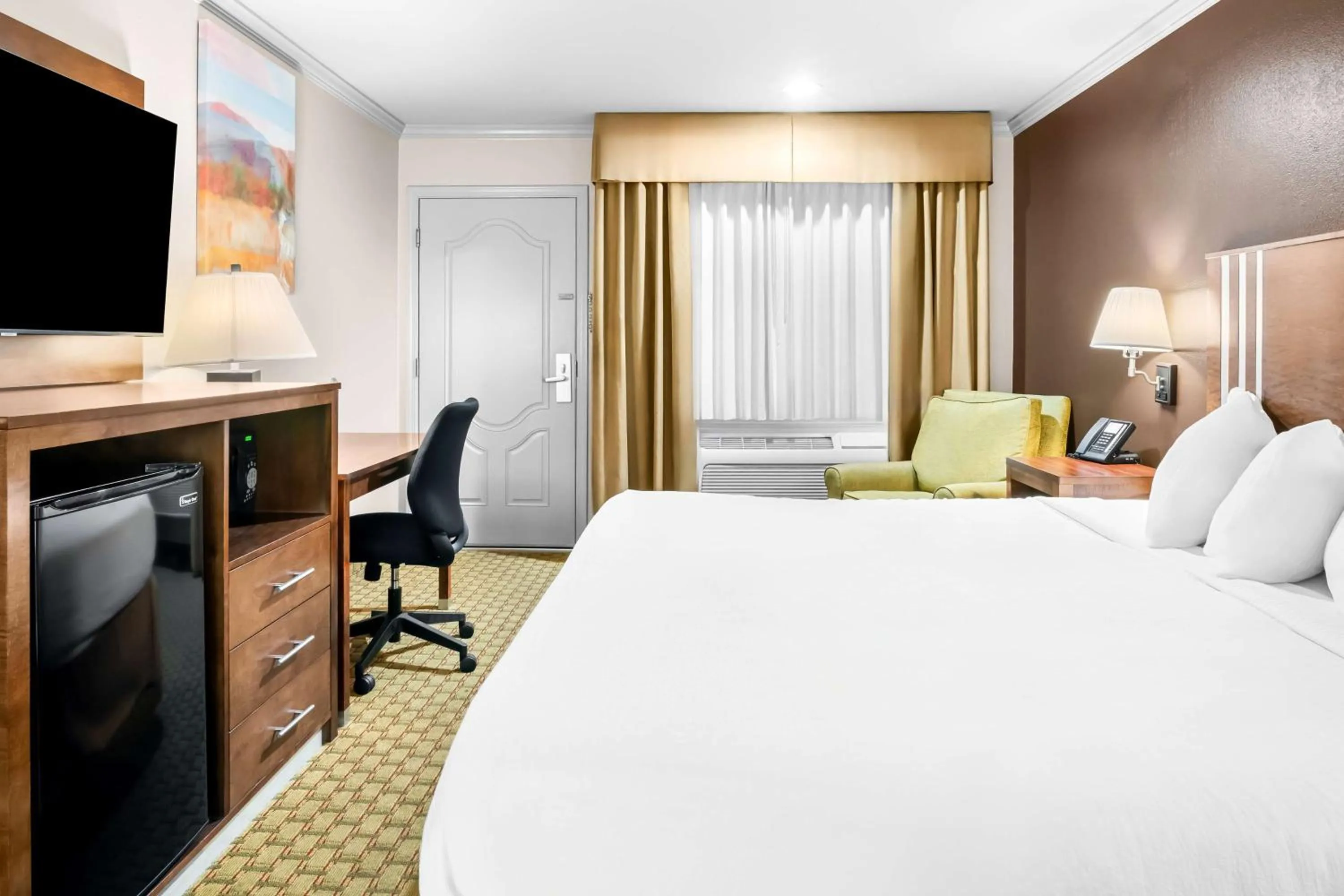 Bedroom, Bed in Best Western Skyline Motor Lodge