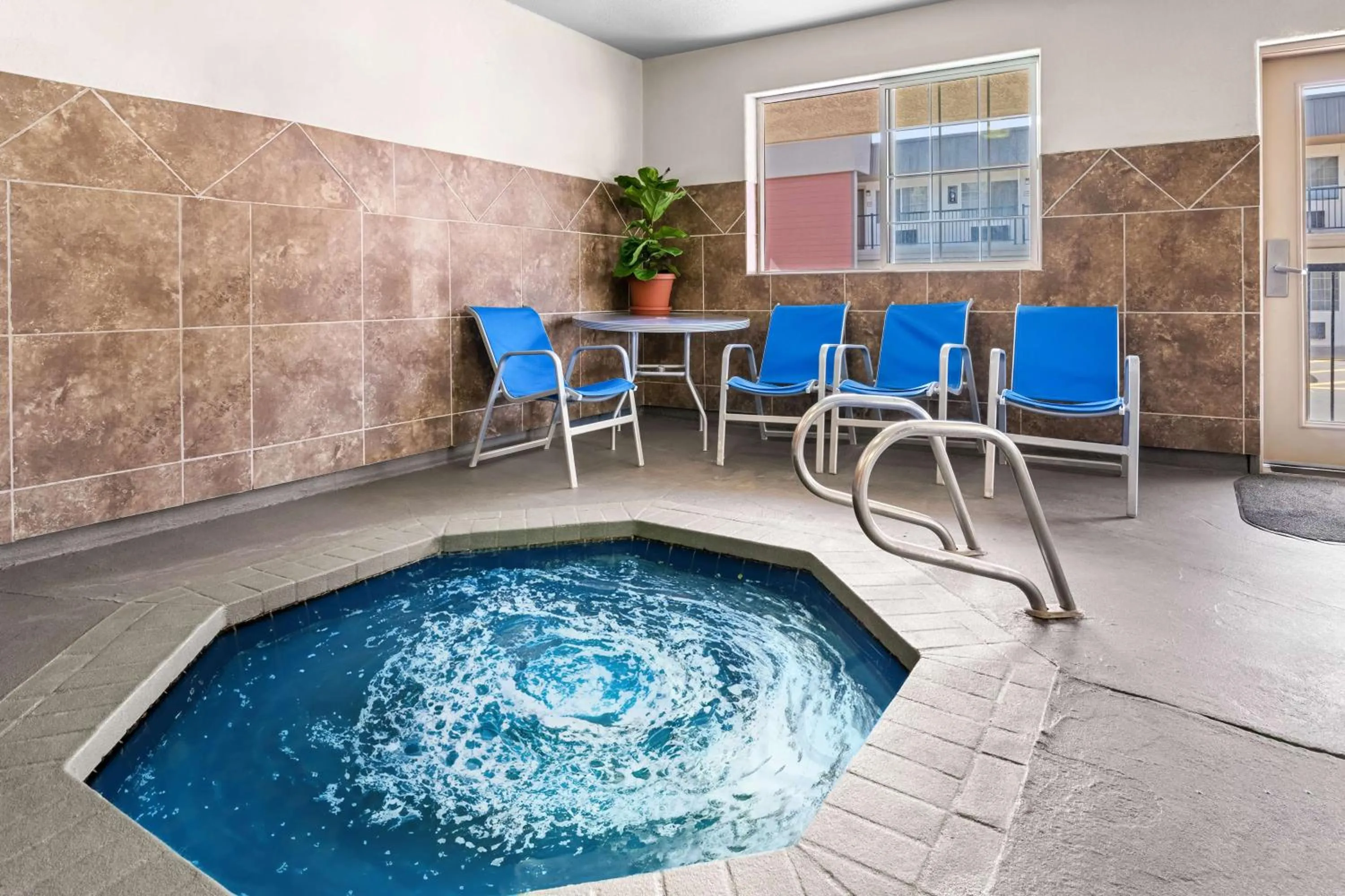 Pool view in Best Western Skyline Motor Lodge