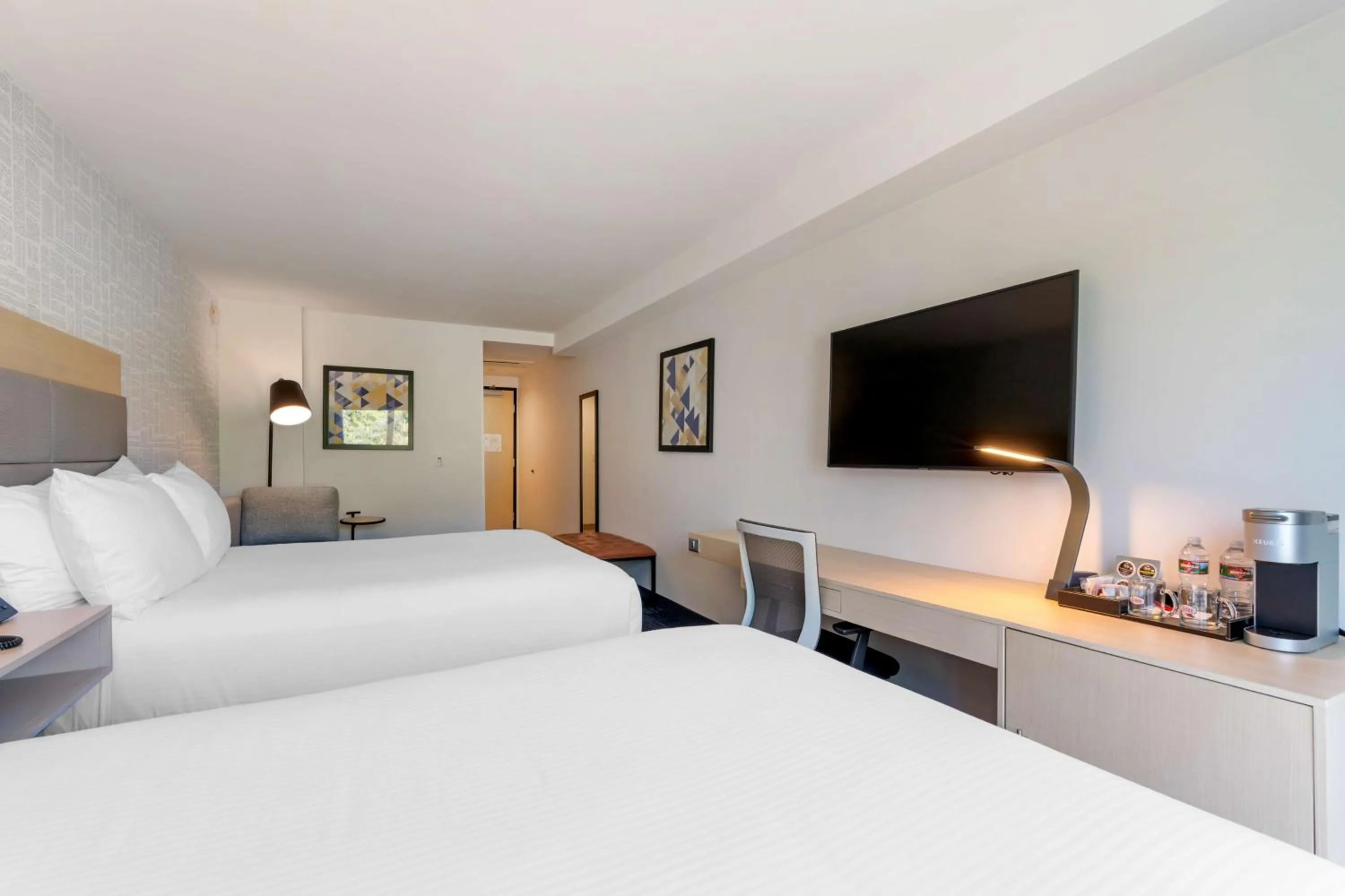 Queen Room with Two Queen Beds and Bath Tub - Mobility Accessible in Aiden by Best Western Berkeley