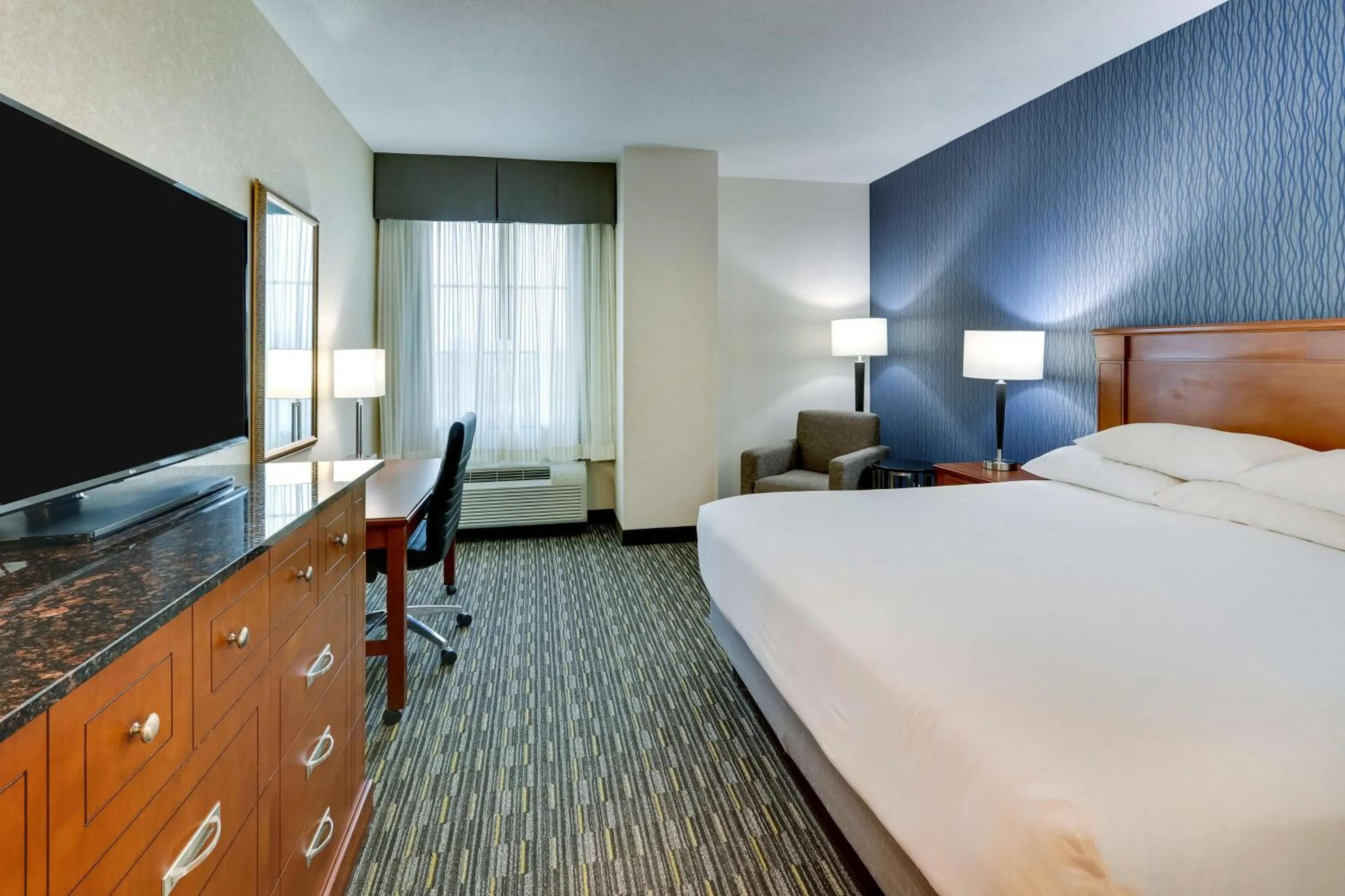 Bedroom, Bed in Drury Inn & Suites Sikeston