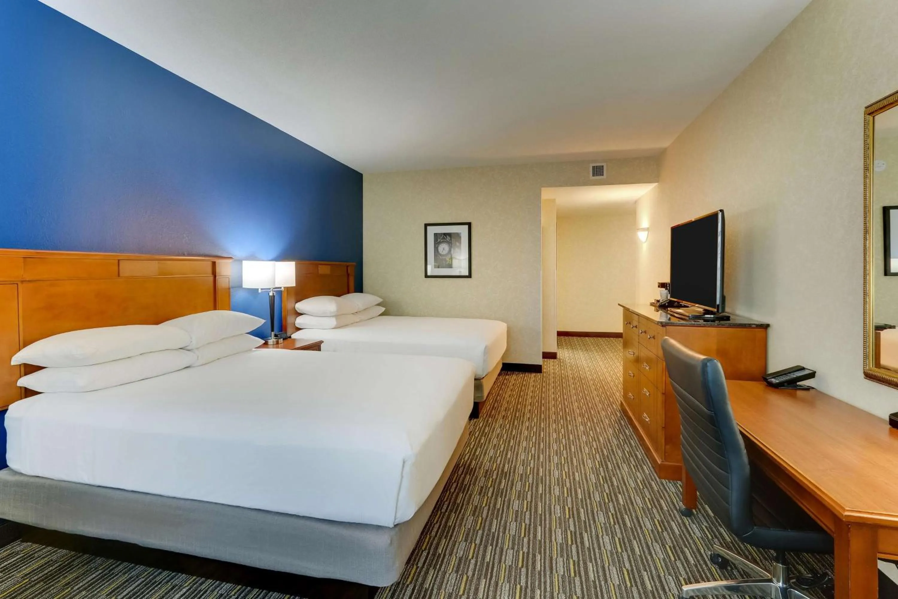 Bedroom, Bed in Drury Inn & Suites Sikeston