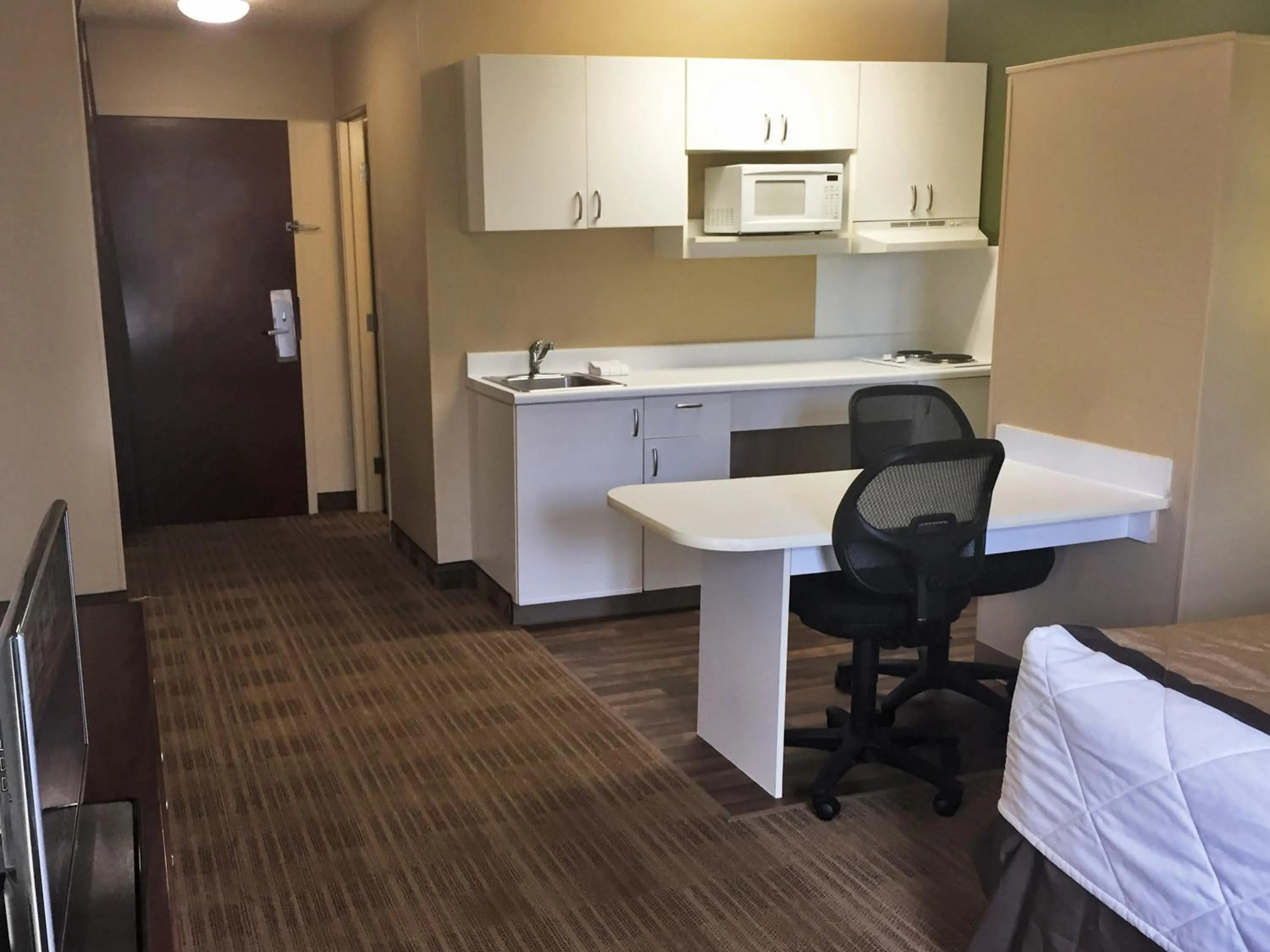 TV and multimedia in Extended Stay America Select Suites - Chicago - Downers Grove