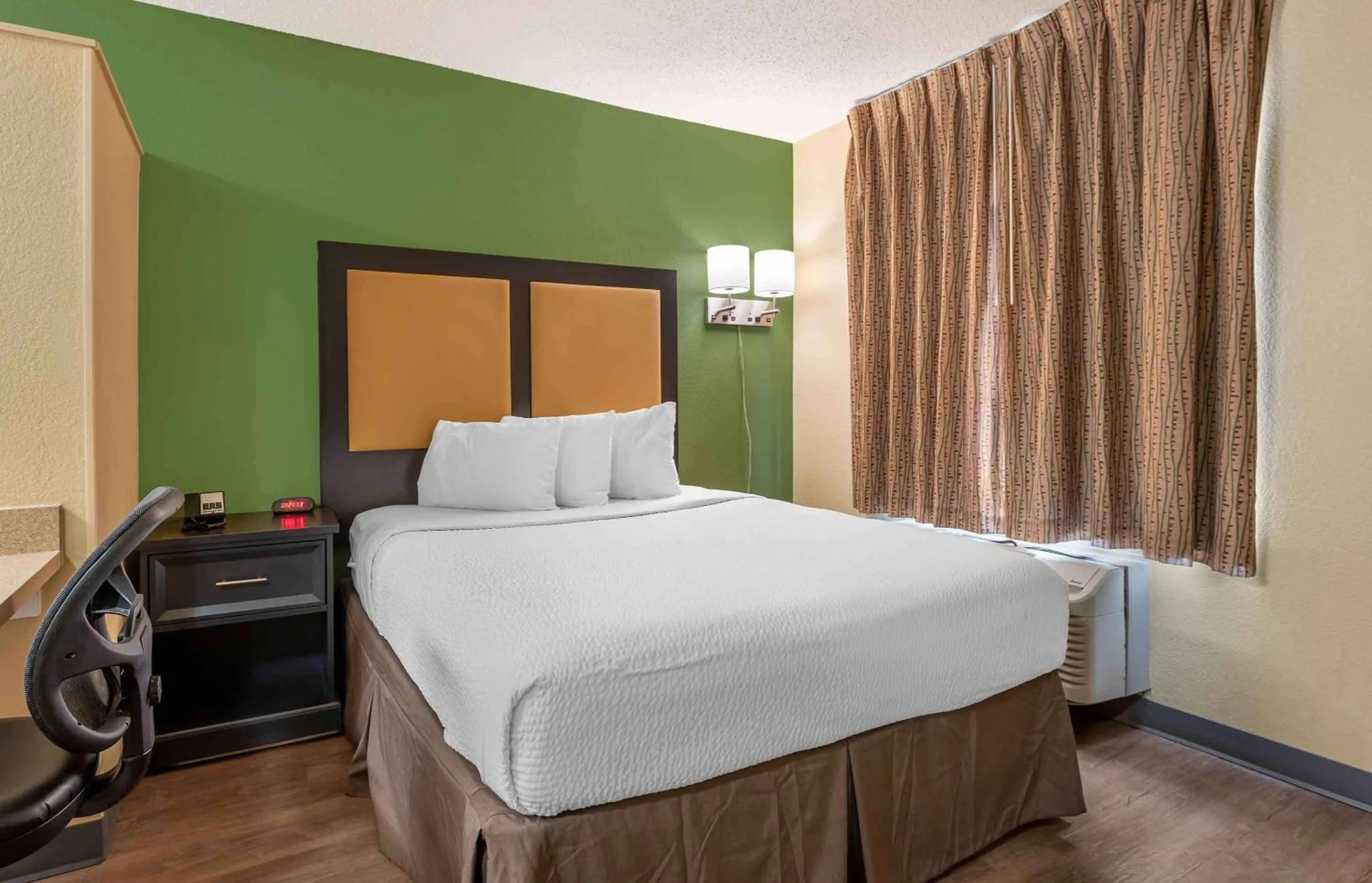 Bedroom, Bed in Extended Stay America Select Suites - Chicago - Downers Grove