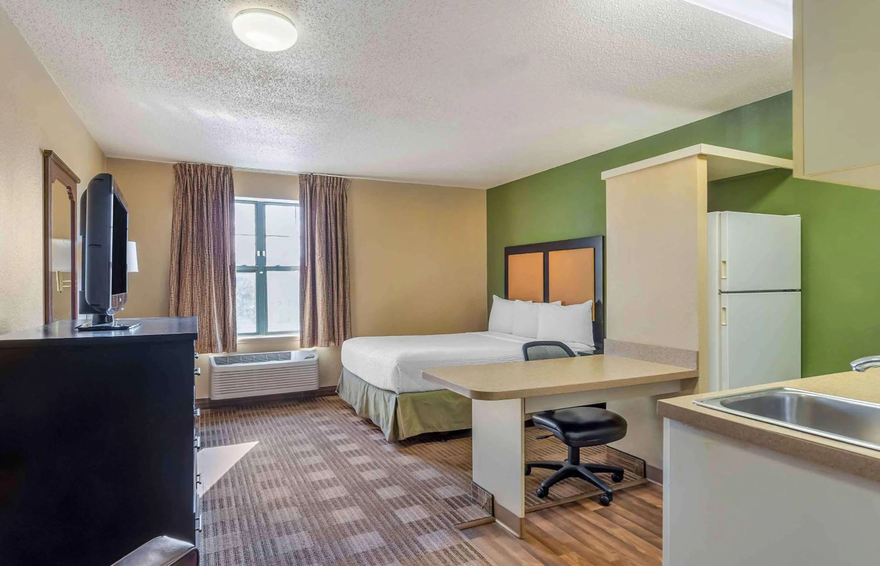 Bedroom, Bed in Extended Stay America Select Suites - Chicago - Downers Grove