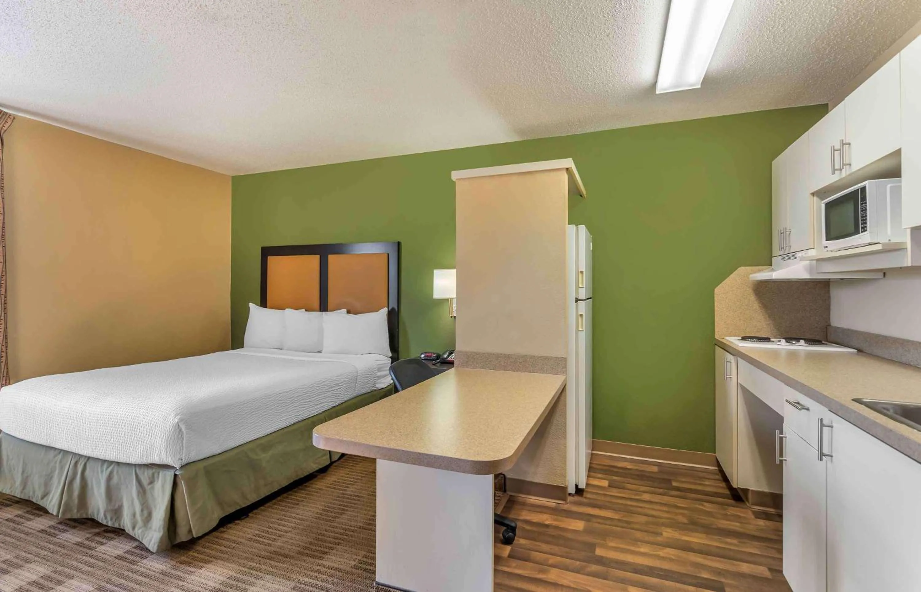 Bedroom, Bed in Extended Stay America Select Suites - Chicago - Downers Grove
