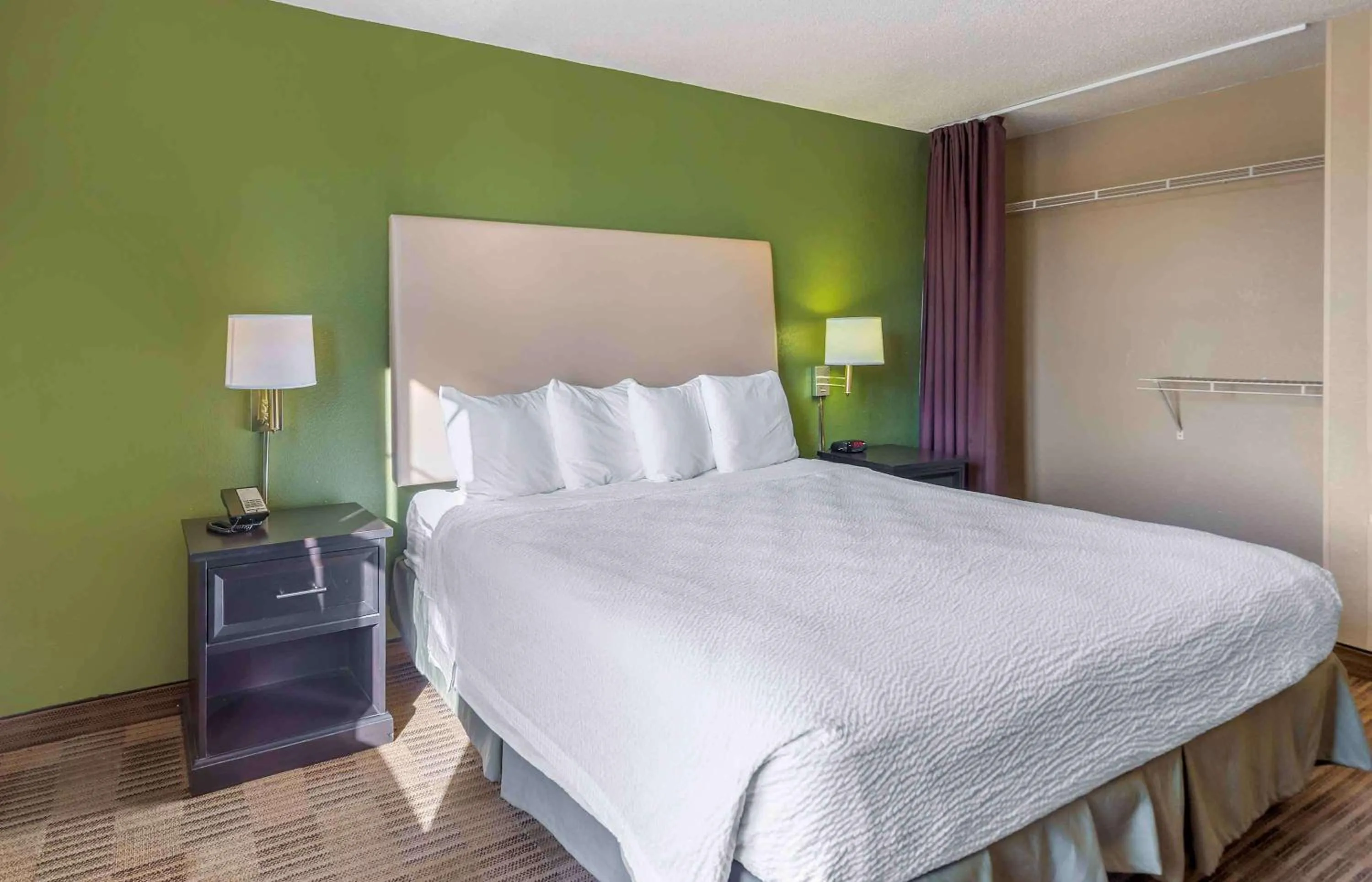 Bedroom, Bed in Extended Stay America Select Suites - Chicago - Downers Grove