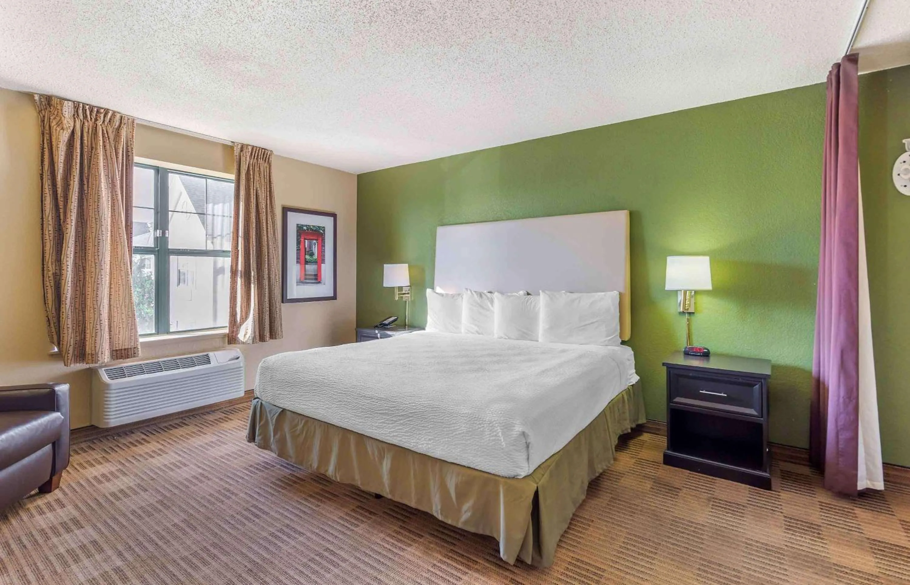 Bedroom, Bed in Extended Stay America Select Suites - Chicago - Downers Grove