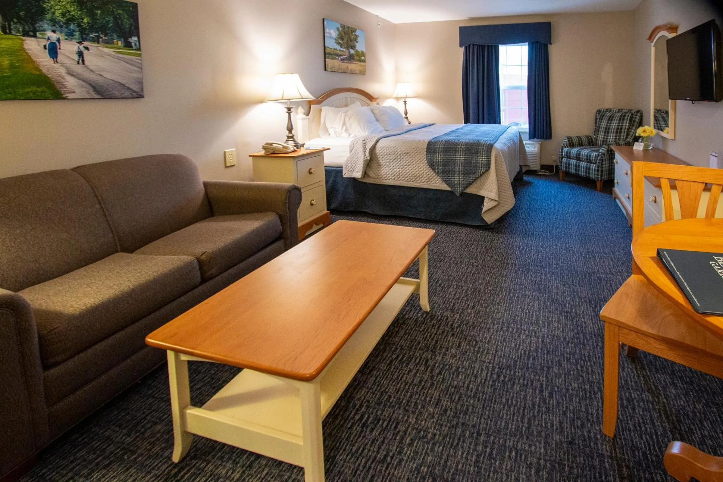 Photo of the whole room, Bed in Blue Gate Garden Inn