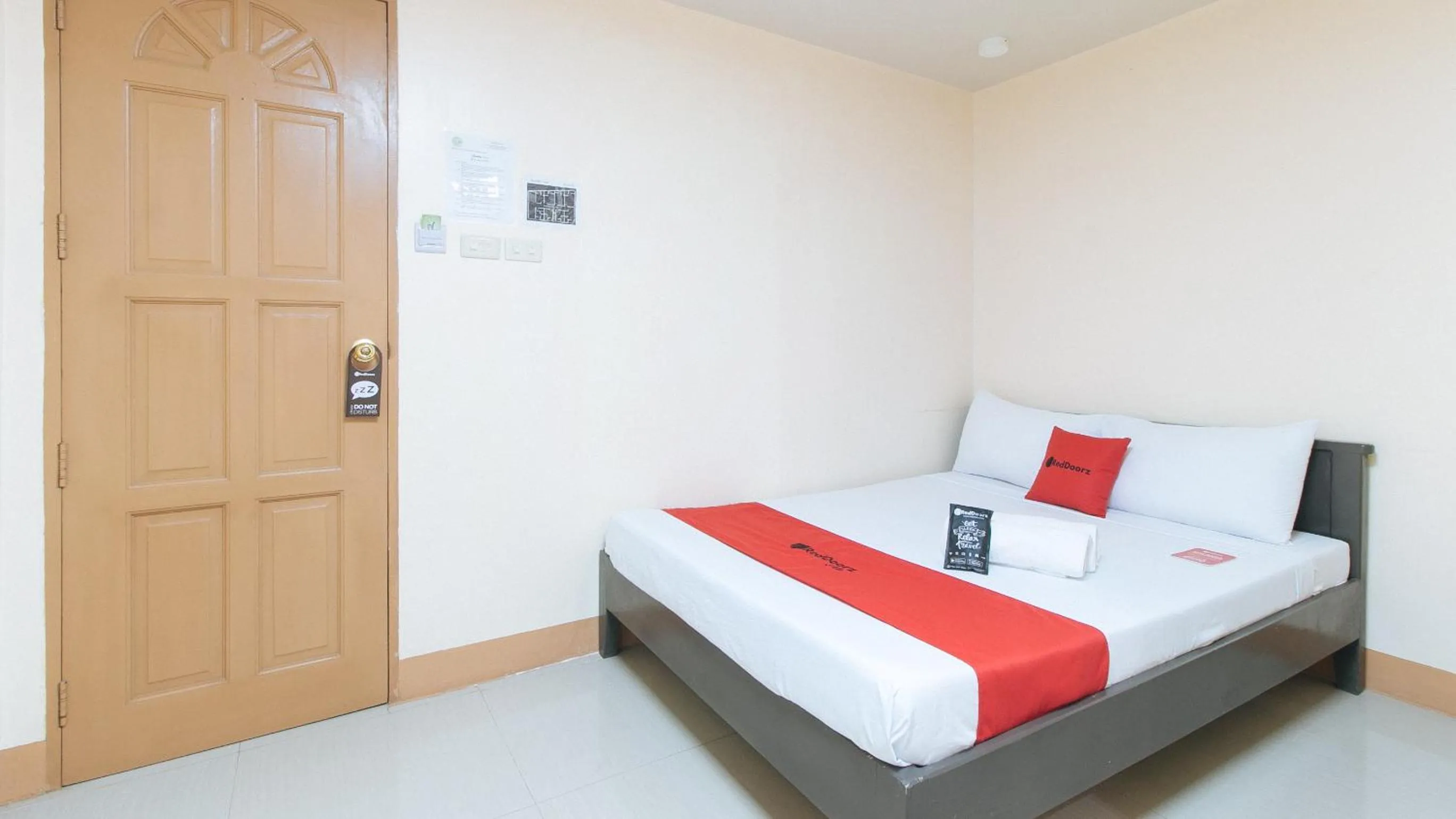 Bed in RedDoorz at Isabelita Hotel Tuguegarao City