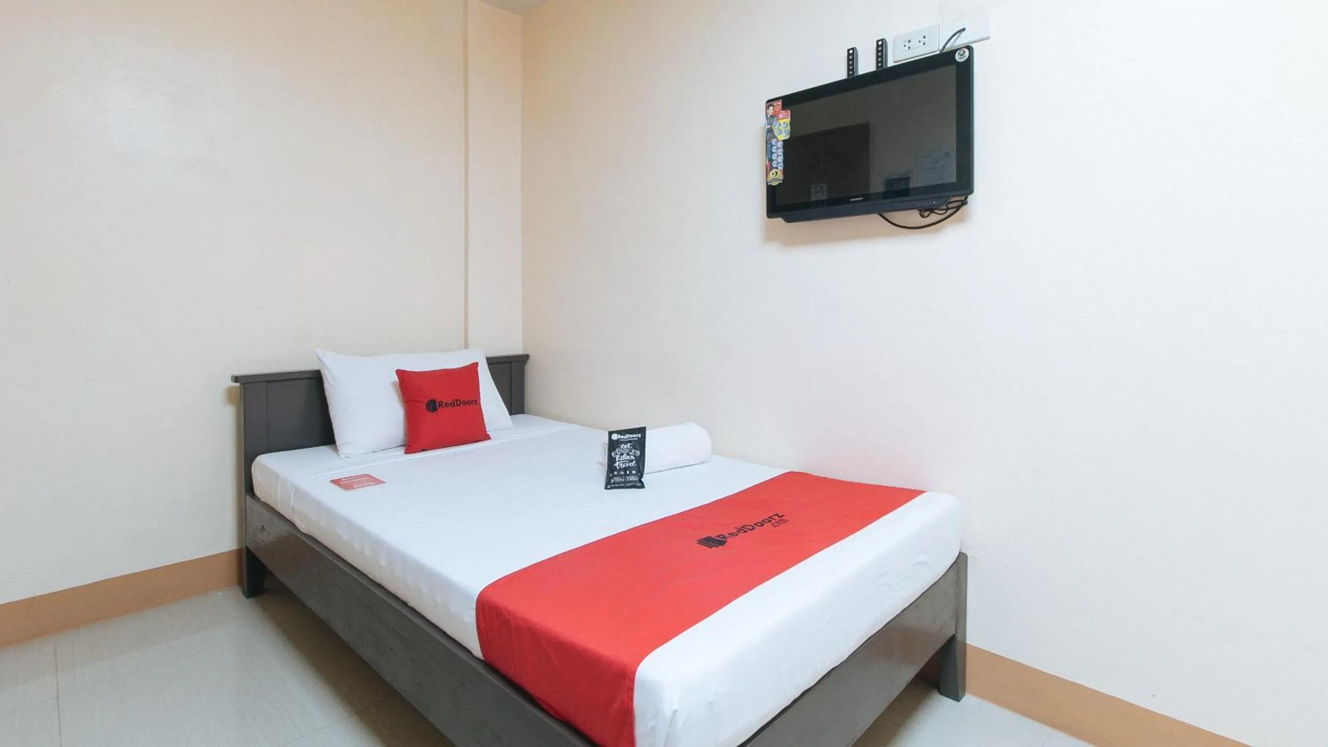 Bed in RedDoorz at Isabelita Hotel Tuguegarao City