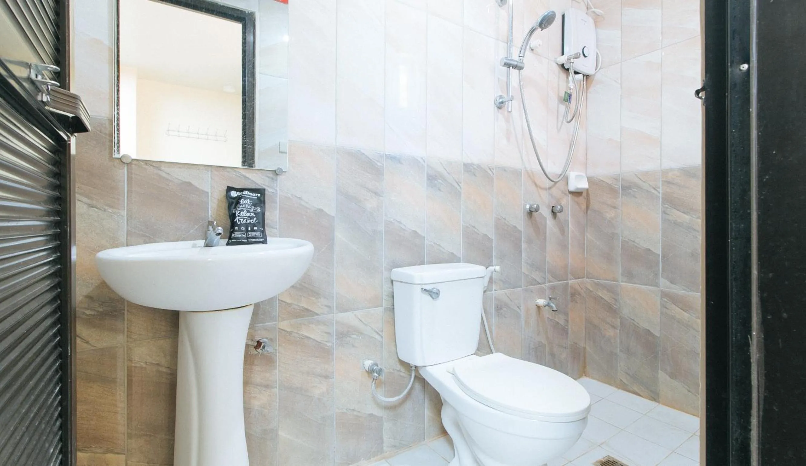 Shower in RedDoorz at Isabelita Hotel Tuguegarao City