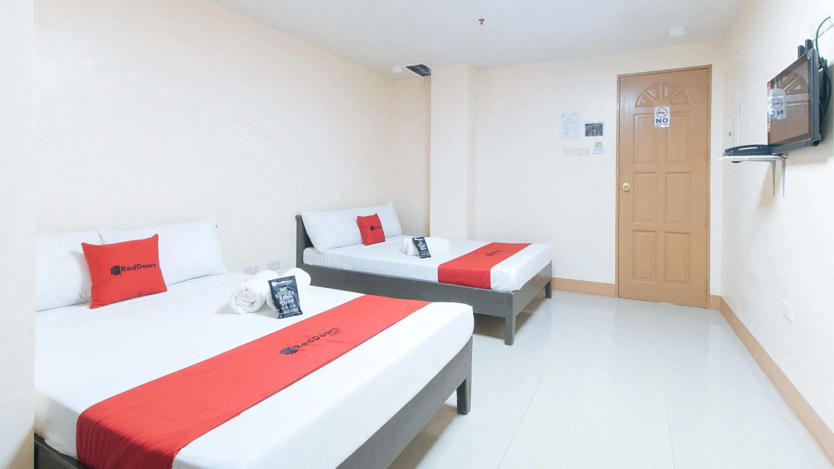 Bed in RedDoorz at Isabelita Hotel Tuguegarao City