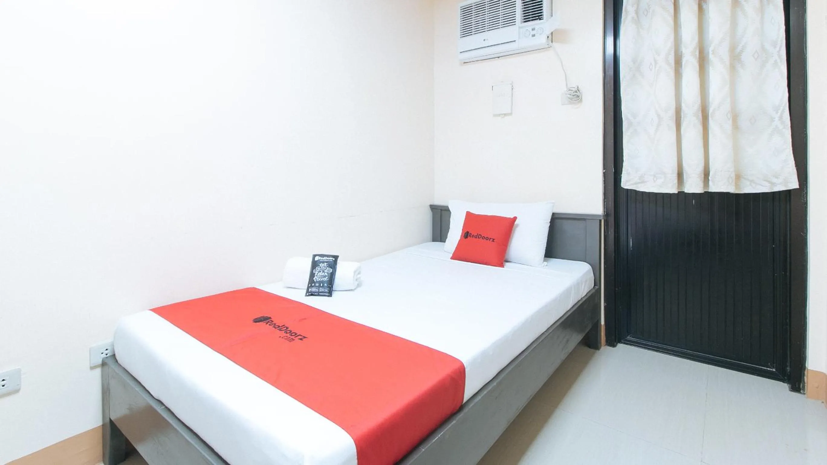 Bed in RedDoorz at Isabelita Hotel Tuguegarao City