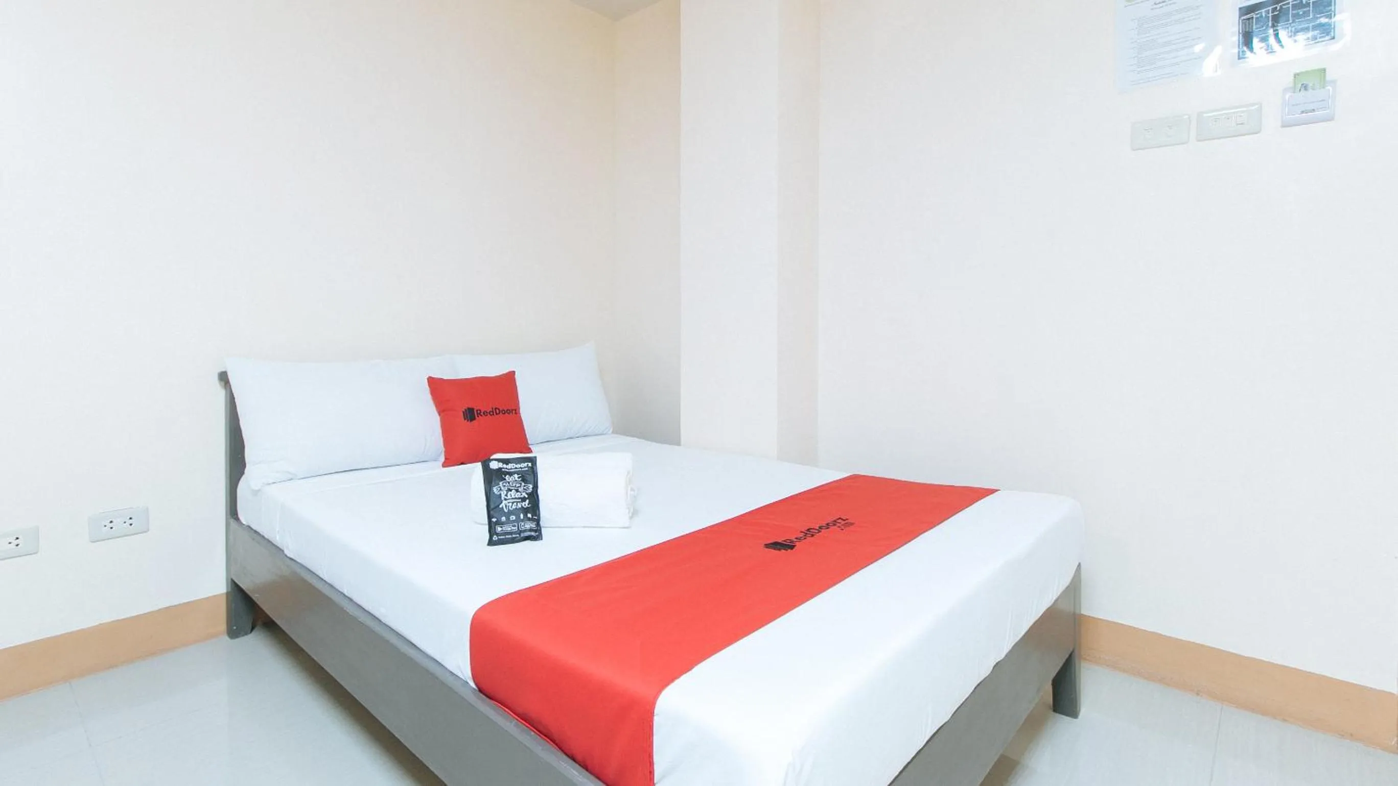 Bed in RedDoorz at Isabelita Hotel Tuguegarao City