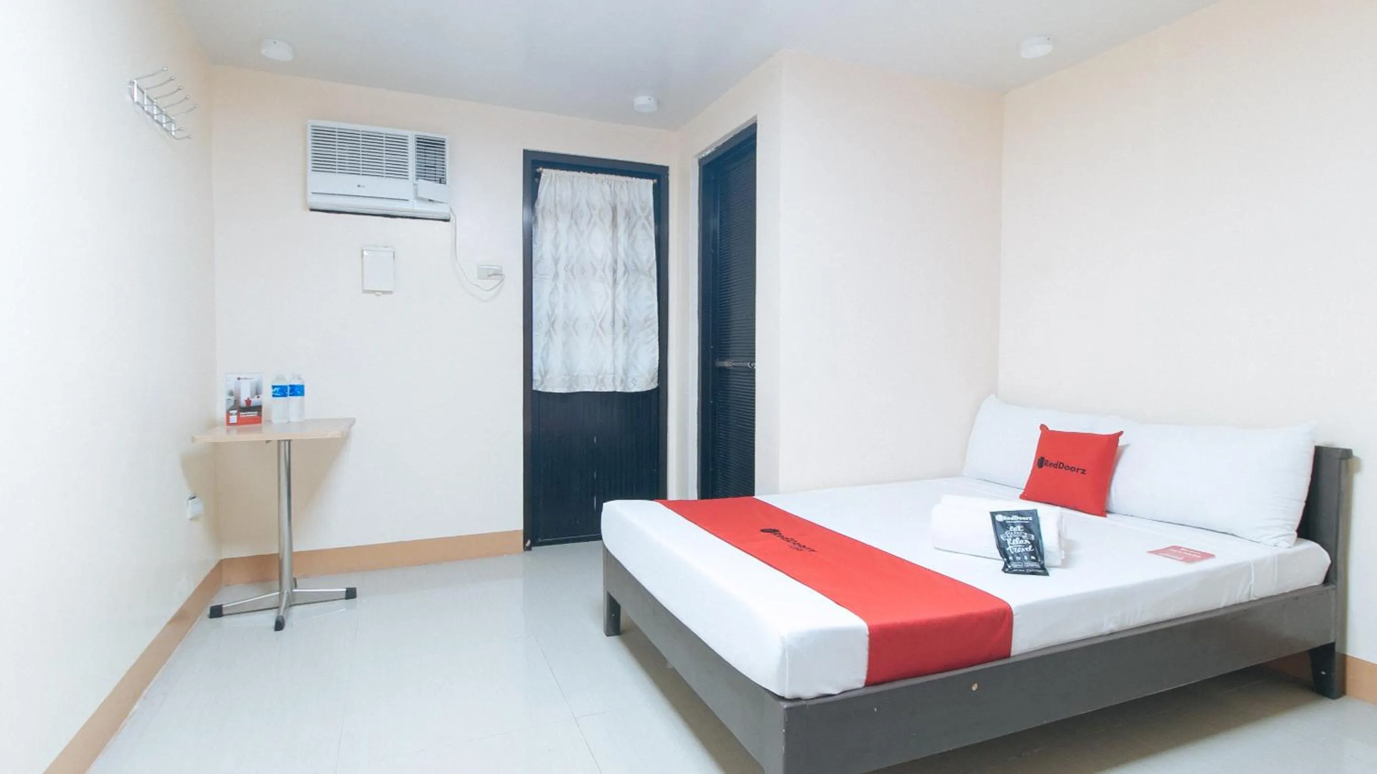 Bed in RedDoorz at Isabelita Hotel Tuguegarao City