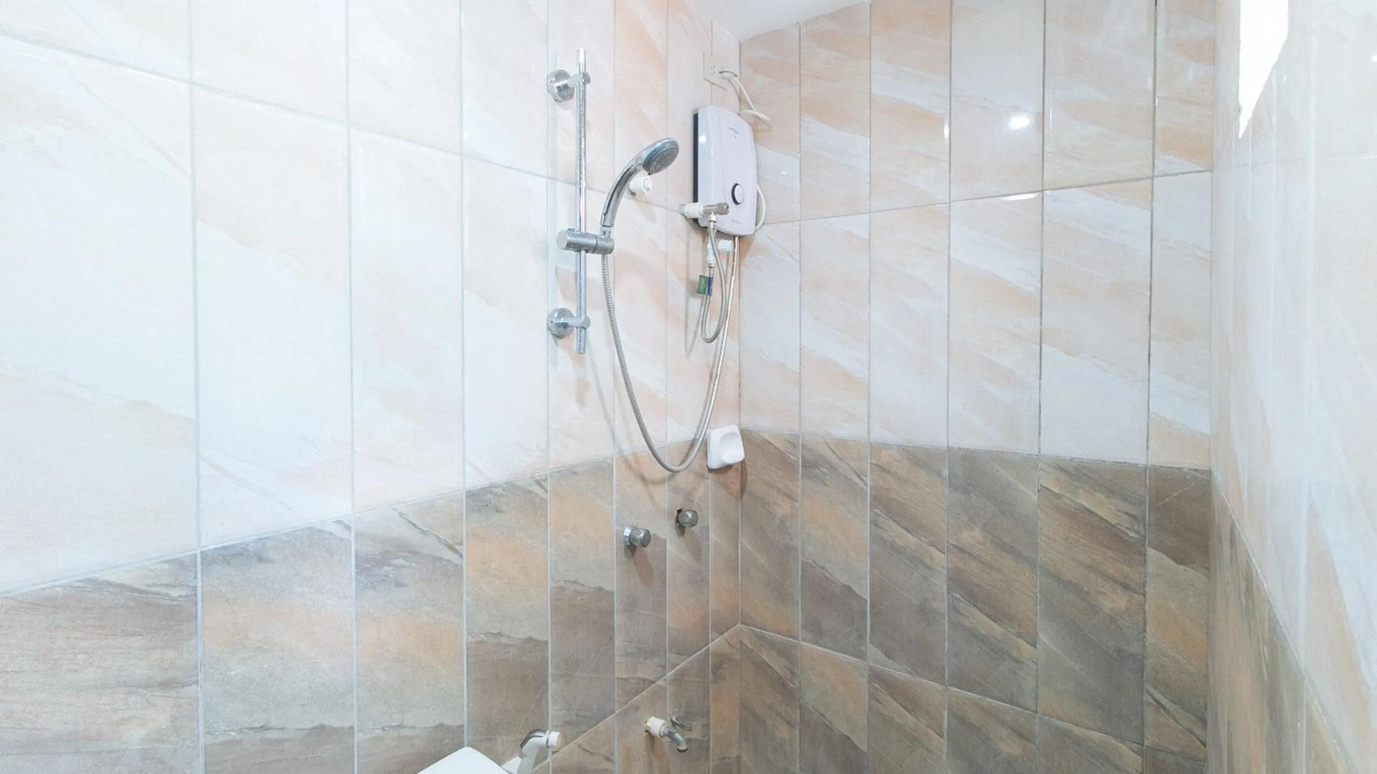Shower in RedDoorz at Isabelita Hotel Tuguegarao City