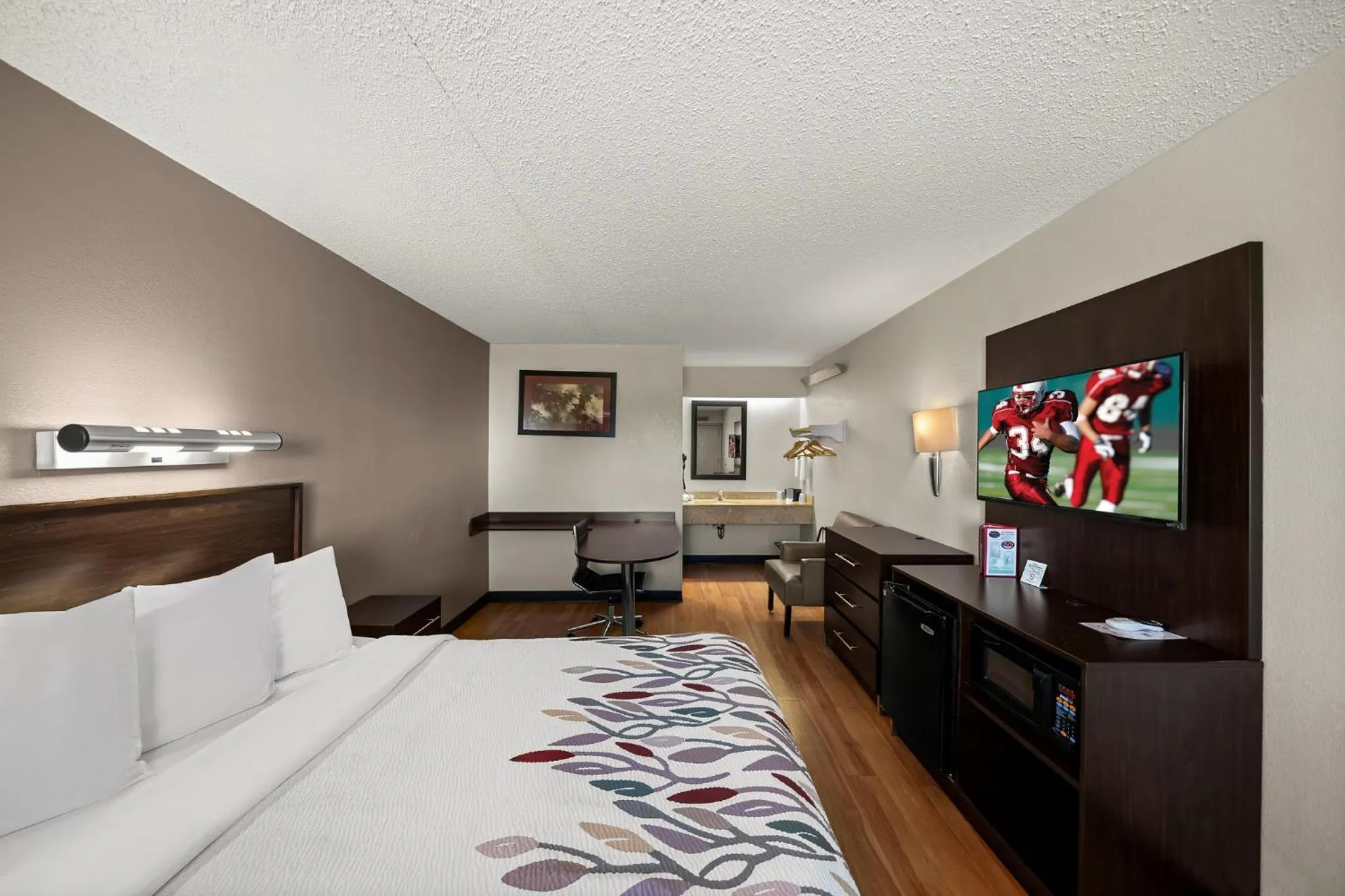 Bedroom, Bed in Red Roof Inn Dallas - DFW Airport North