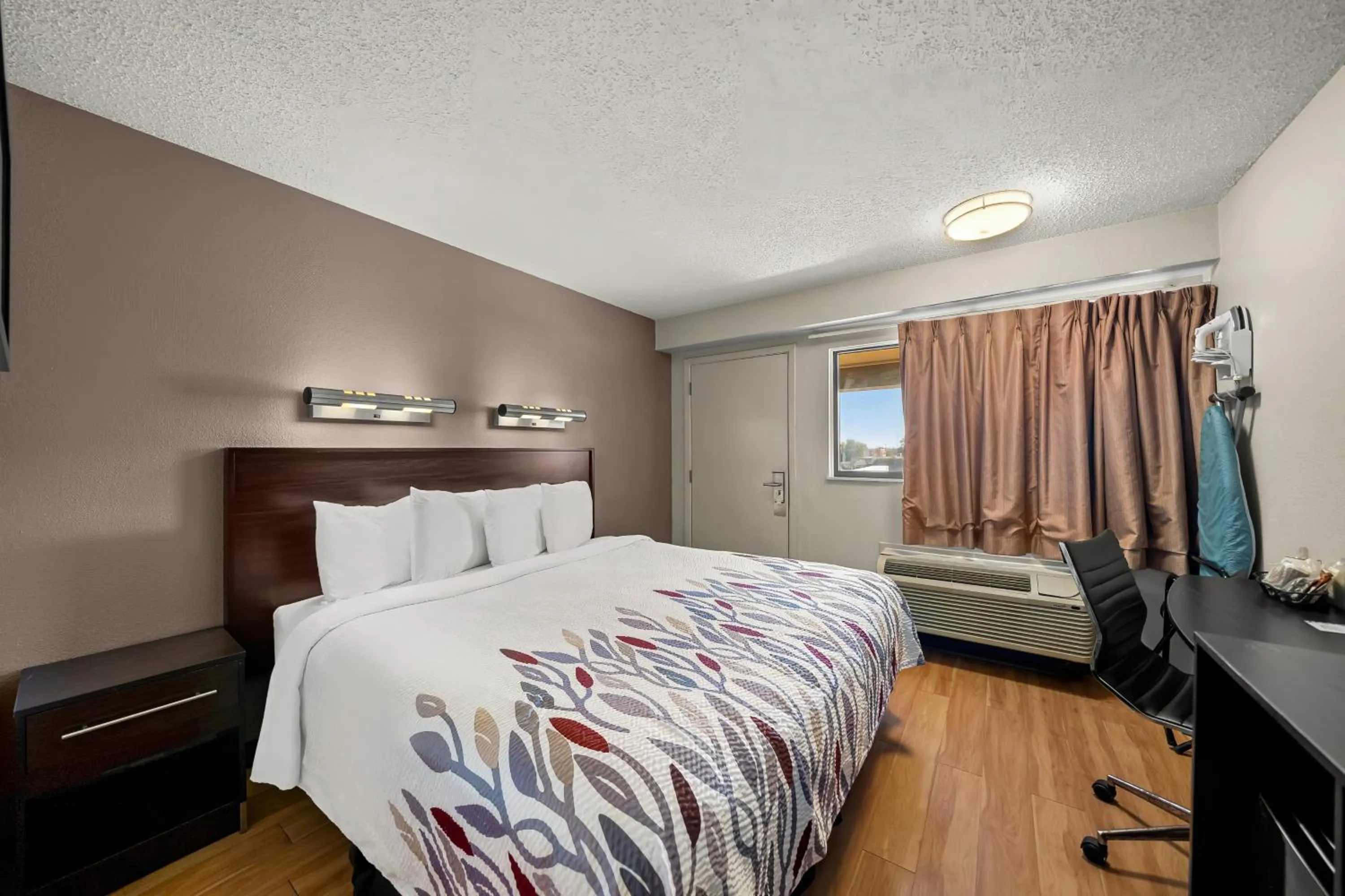 Guests, Bed in Red Roof Inn Dallas - DFW Airport North