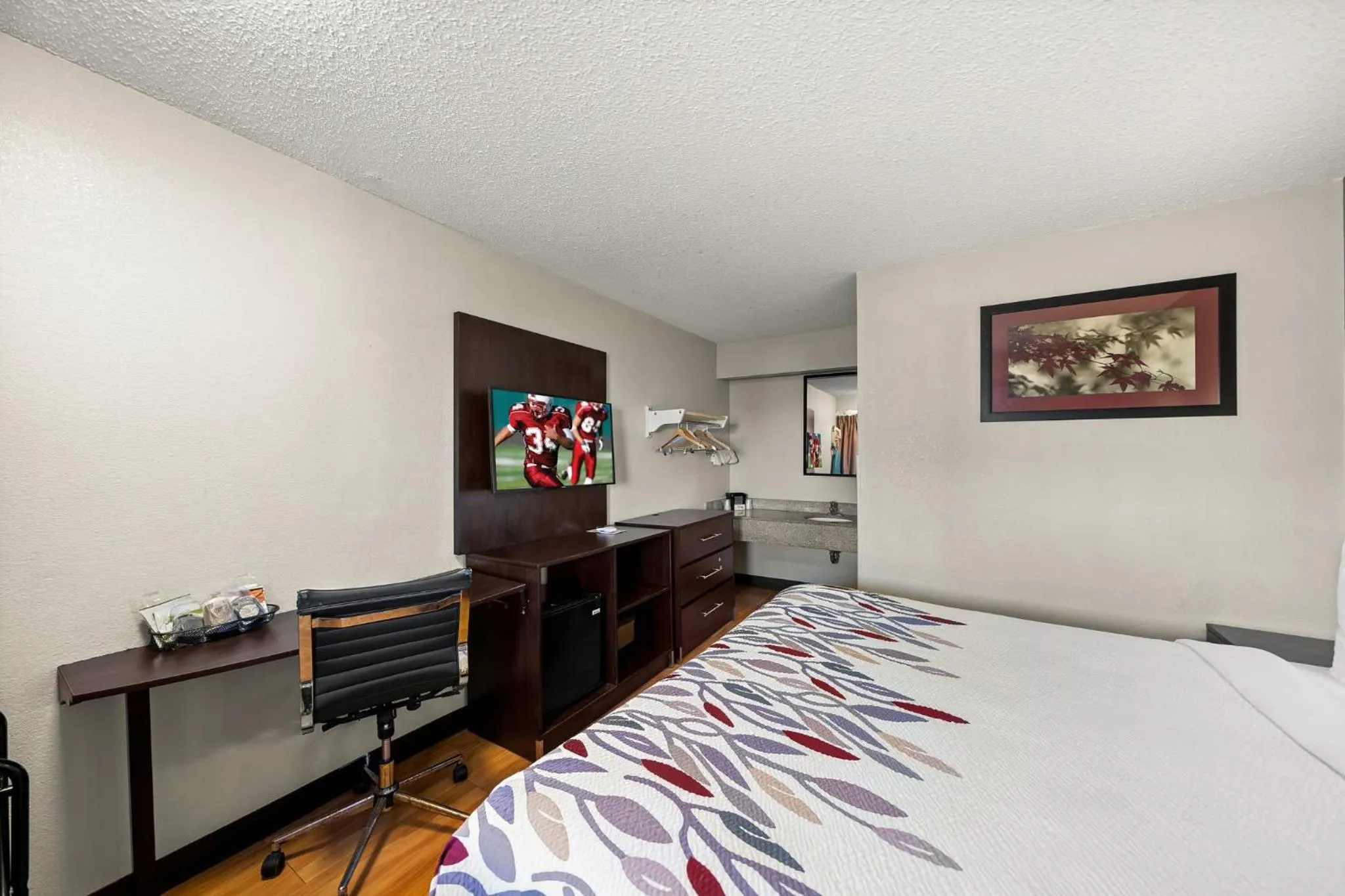 Photo of the whole room, Bed in Red Roof Inn Dallas - DFW Airport North