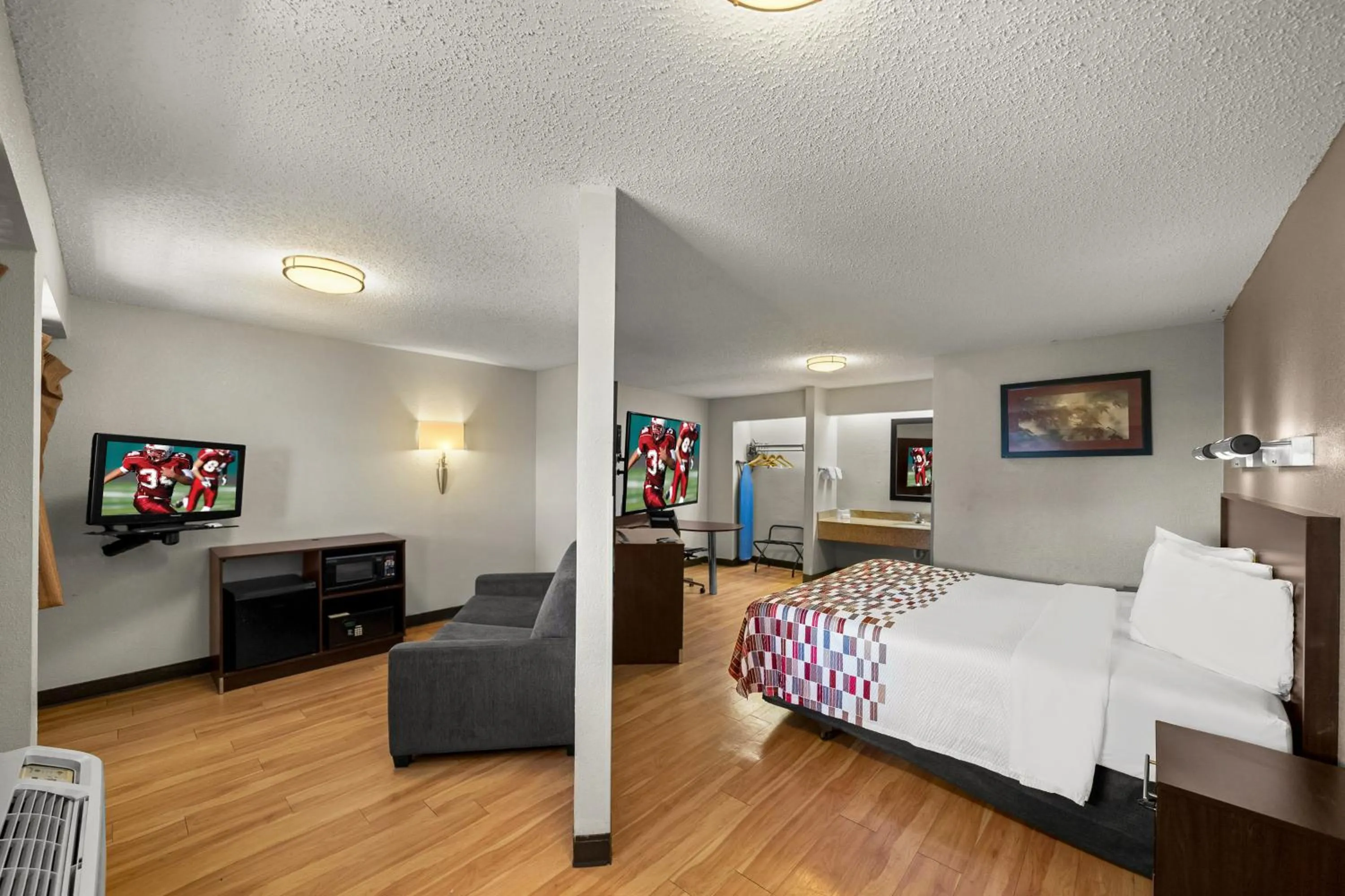 Guests, Bed in Red Roof Inn Dallas - DFW Airport North