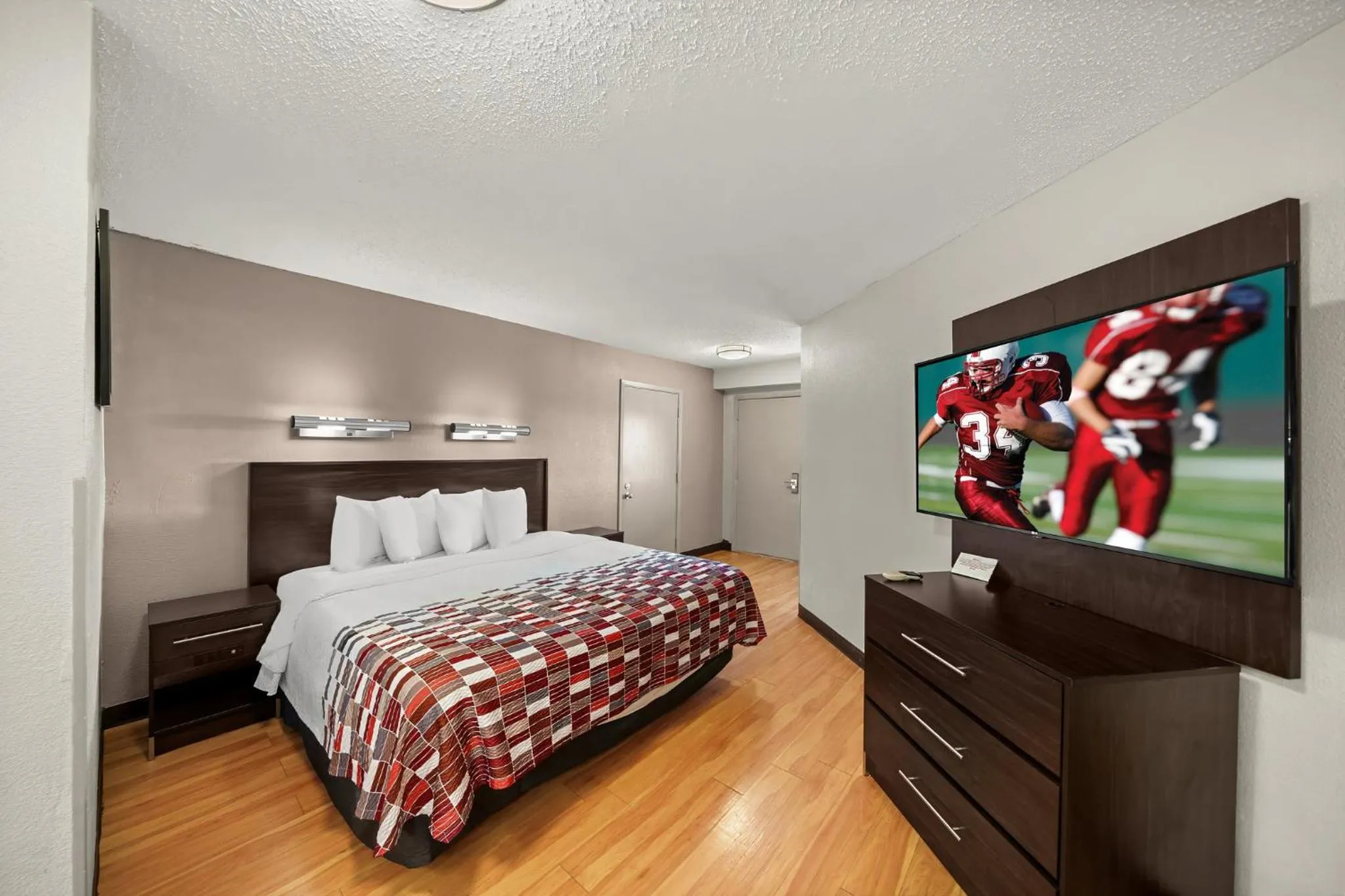 Photo of the whole room, Bed in Red Roof Inn Dallas - DFW Airport North