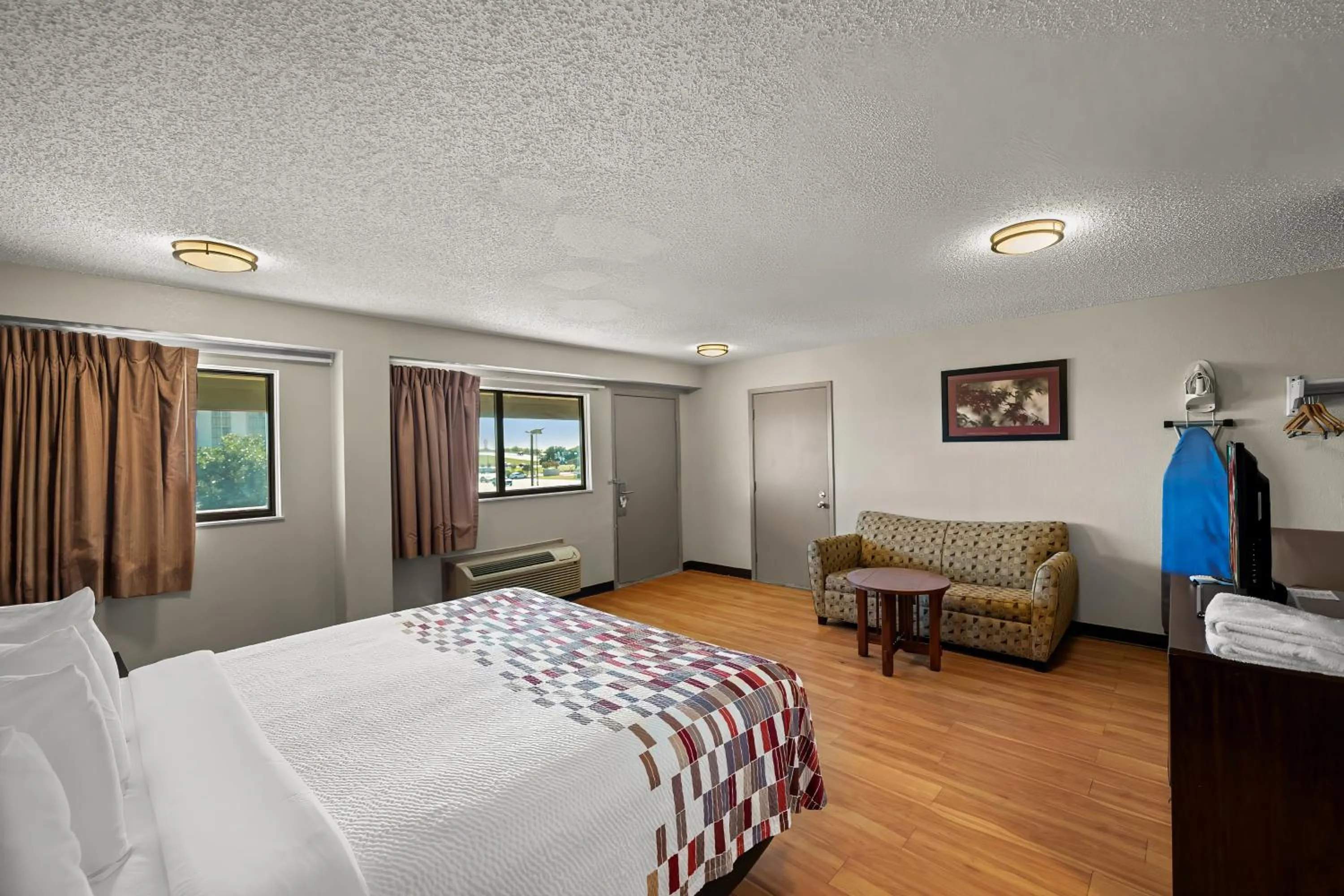 Guests, Bed in Red Roof Inn Dallas - DFW Airport North