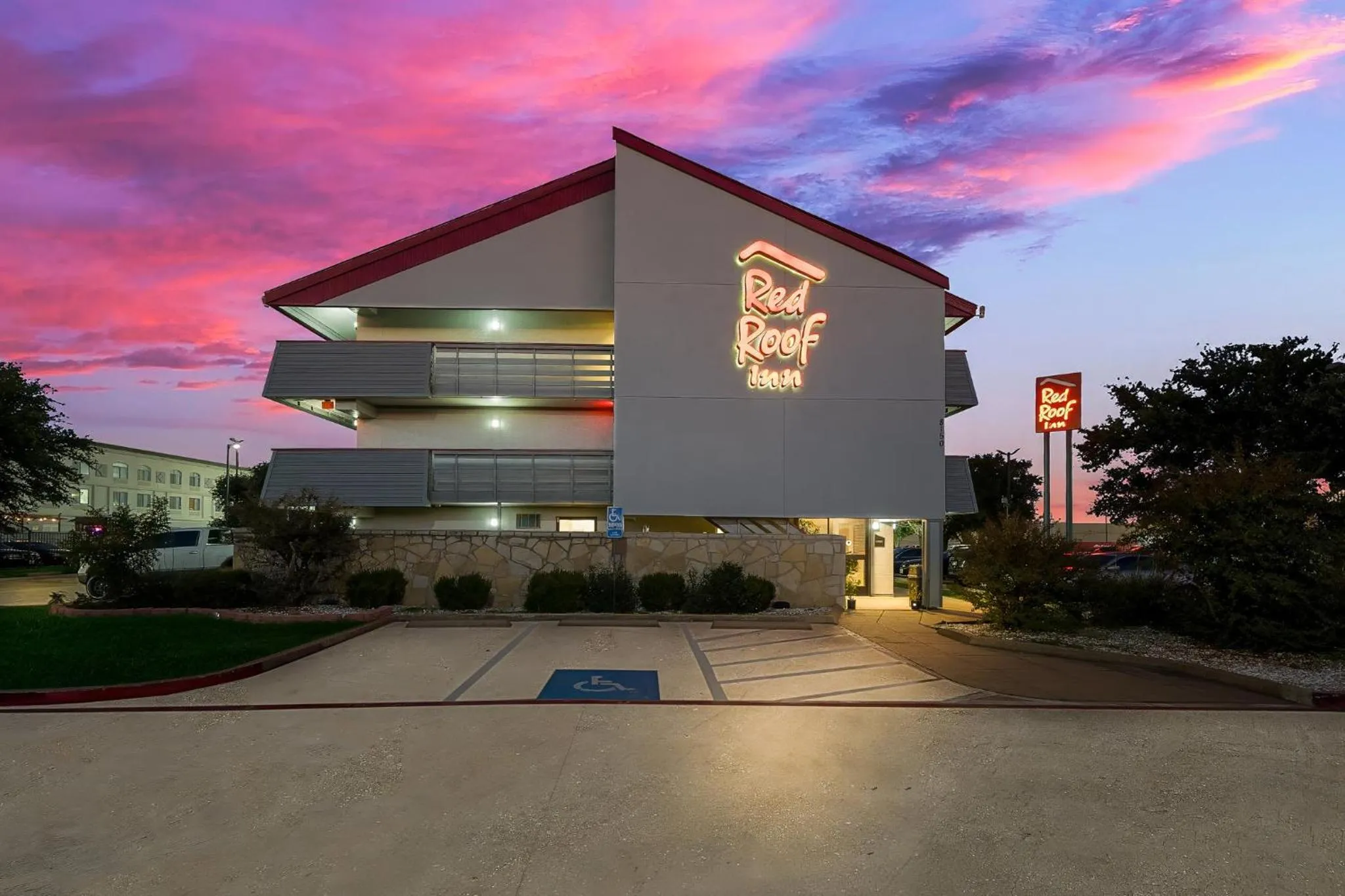 Facade/entrance in Red Roof Inn Dallas - DFW Airport North