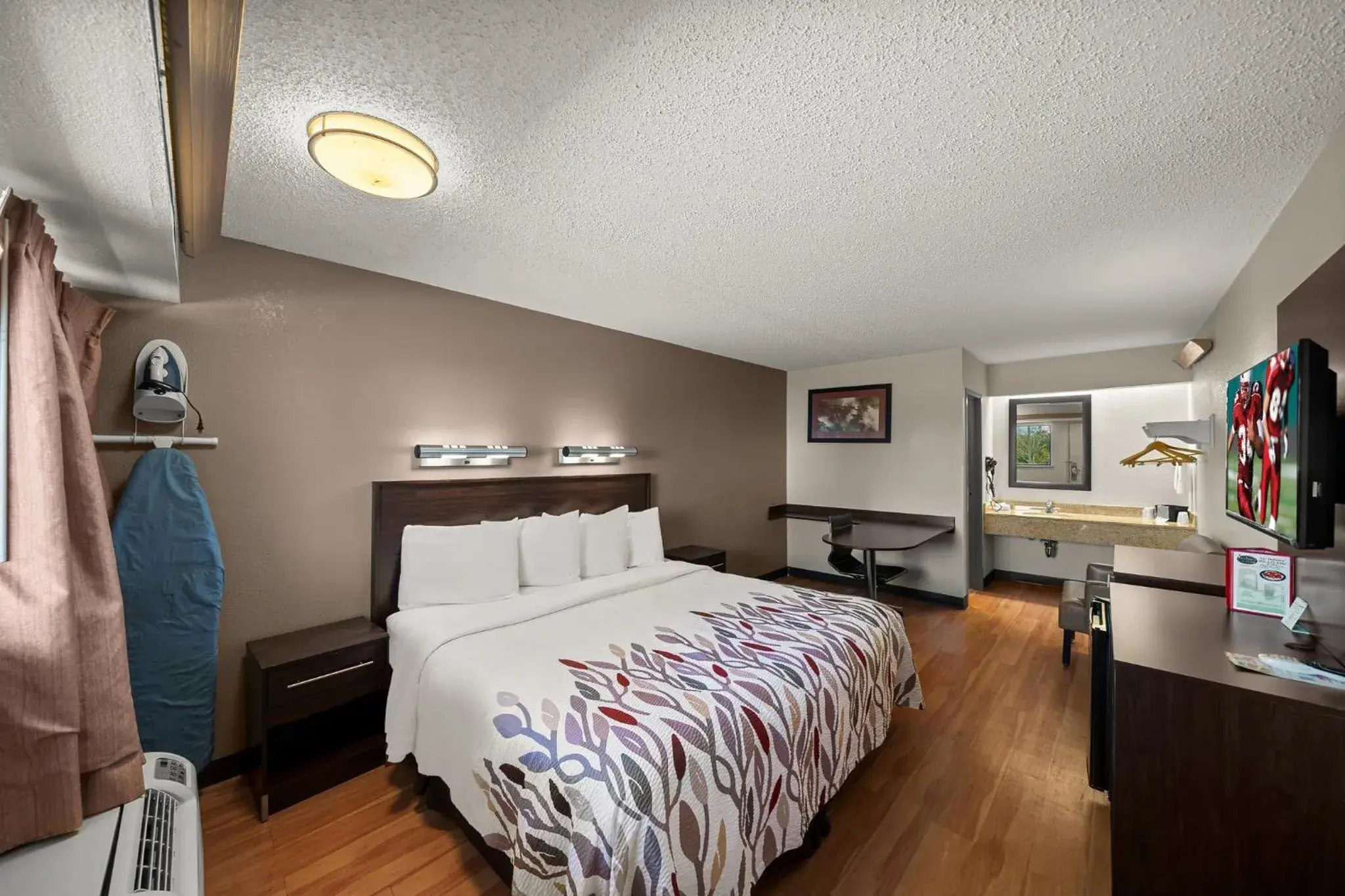 Superior King Room Non-Smoking in Red Roof Inn Dallas - DFW Airport North Superior King Room Non-Smoking in Red Roof Inn Dallas - DFW Airport North