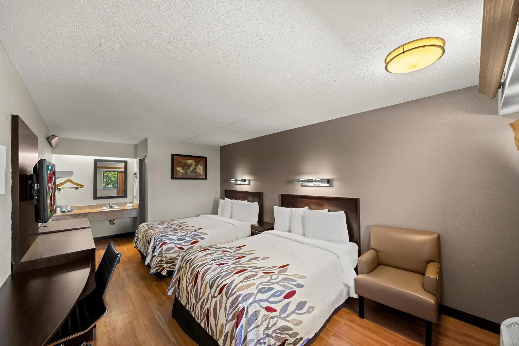 Photo of the whole room, Bed in Red Roof Inn Dallas - DFW Airport North