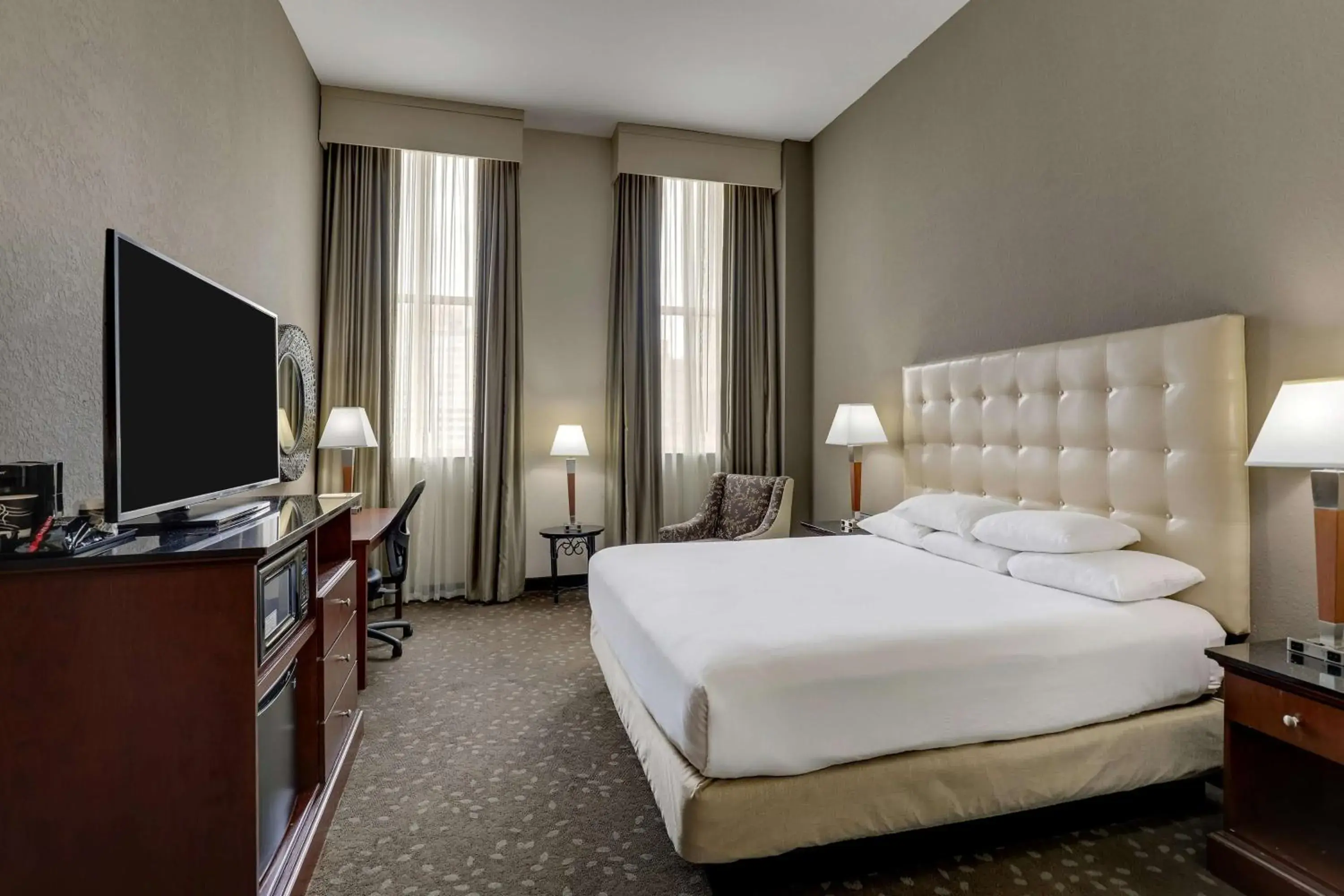 Deluxe King Room - Disability Access in Drury Plaza Hotel New Orleans Deluxe King Room - Disability Access in Drury Plaza Hotel New Orleans