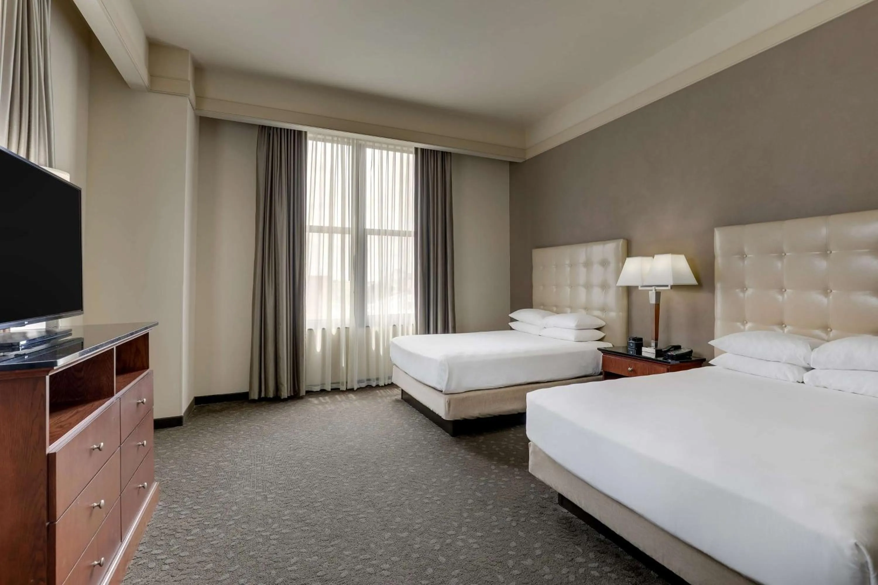 Photo of the whole room, Bed in Drury Plaza Hotel New Orleans