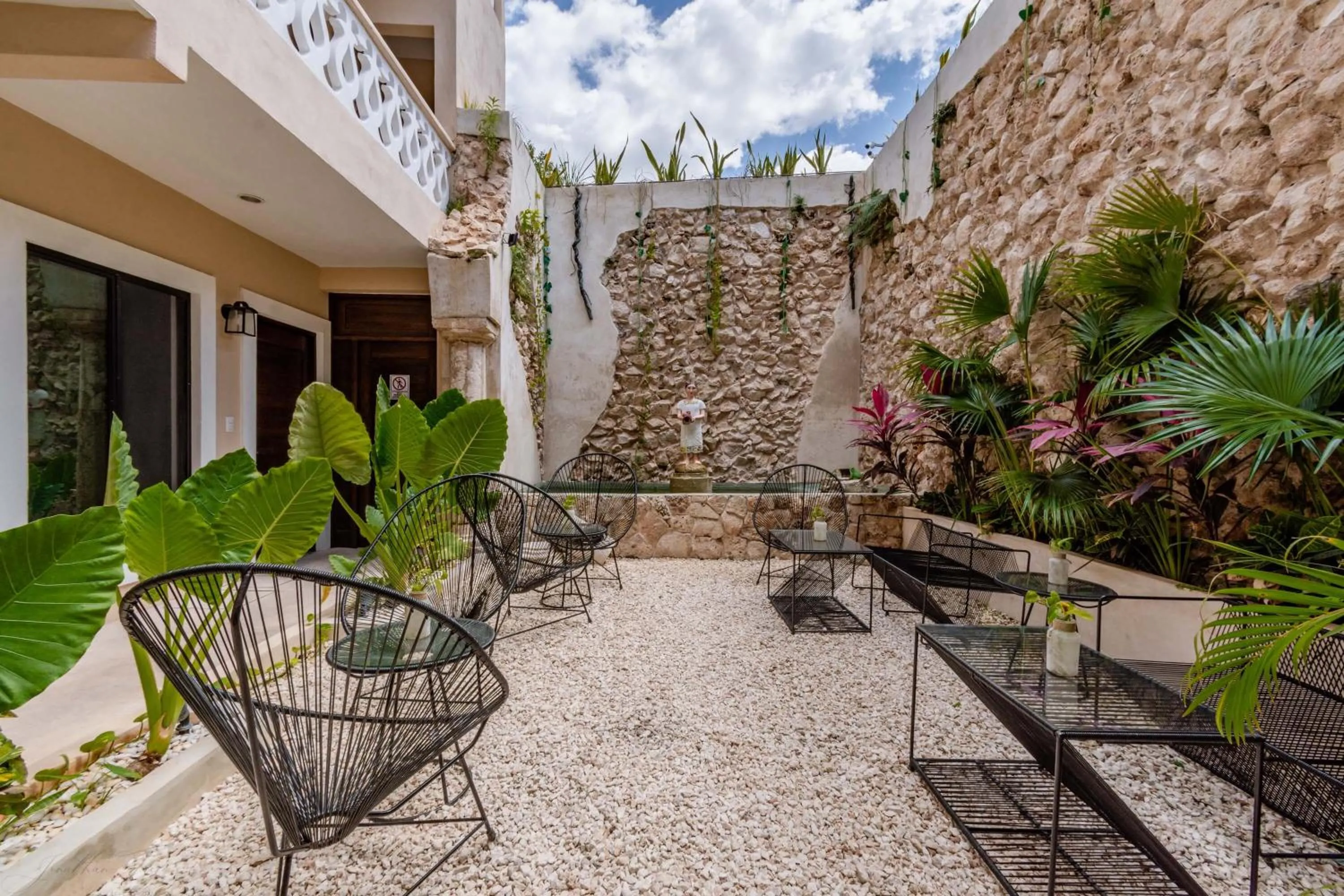 Patio in Hotel Colonial Zaci by GuruHotel