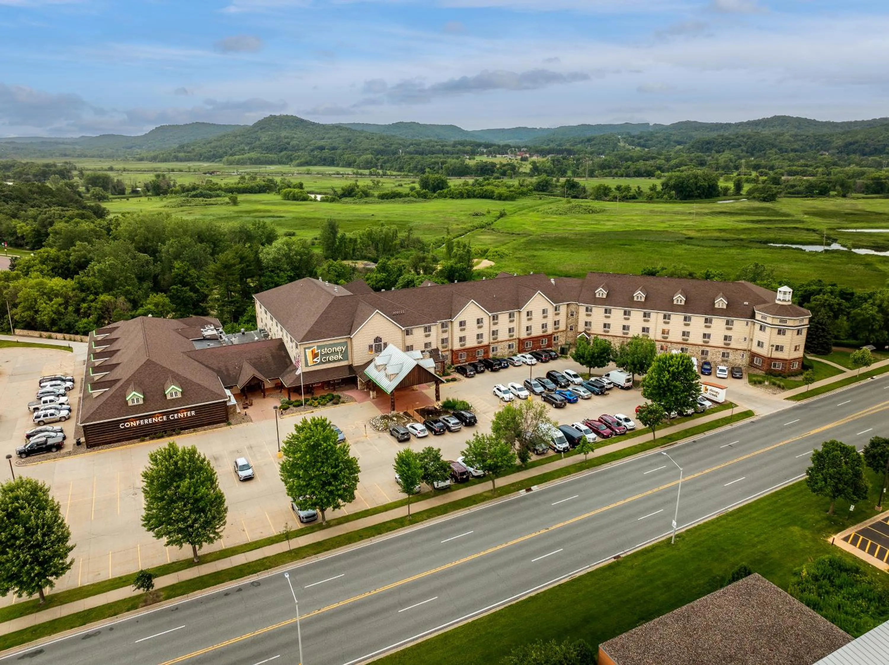Property building in Stoney Creek Hotel La Crosse - Onalaska