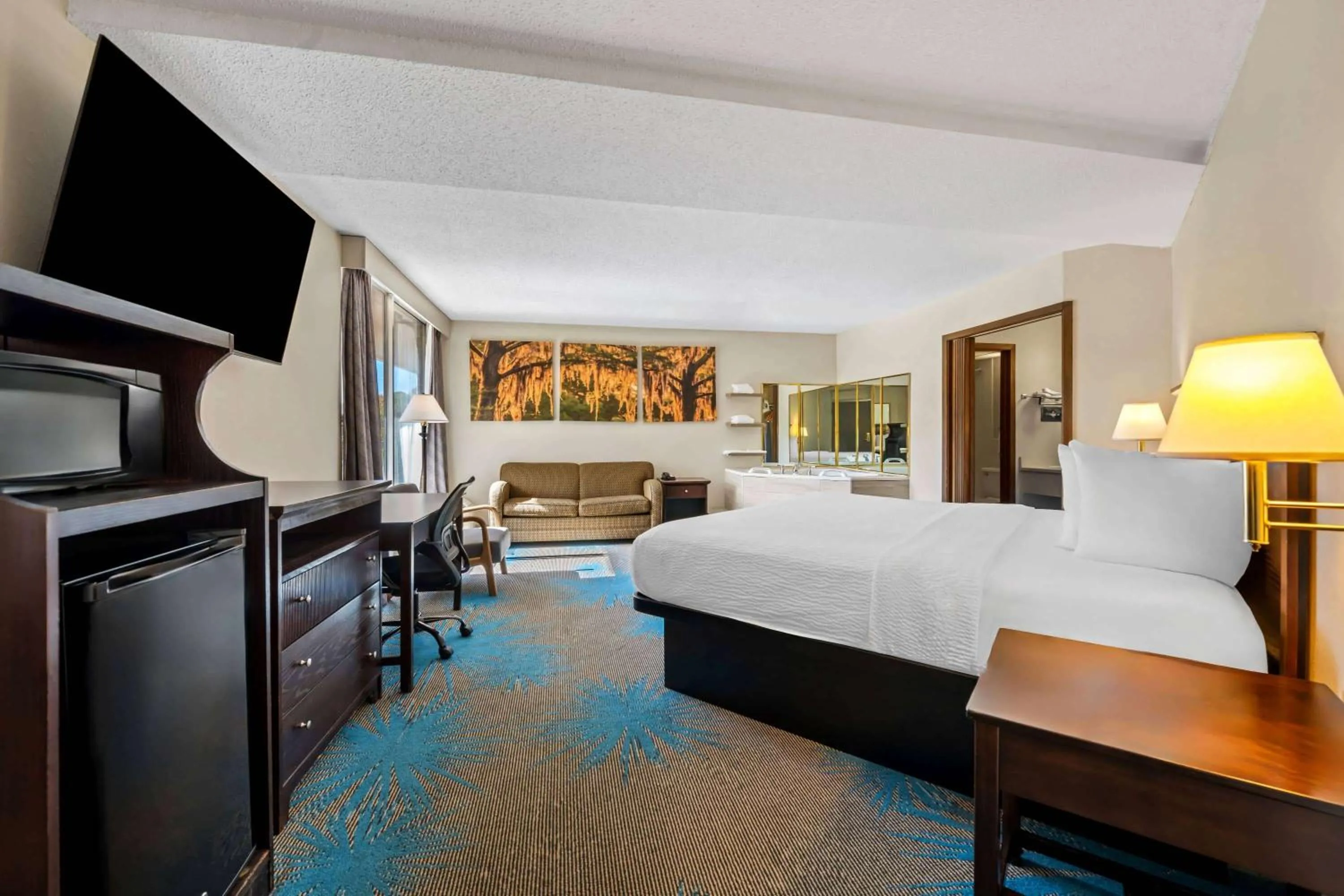 Photo of the whole room, Bed in Days Inn by Wyndham Dubuque