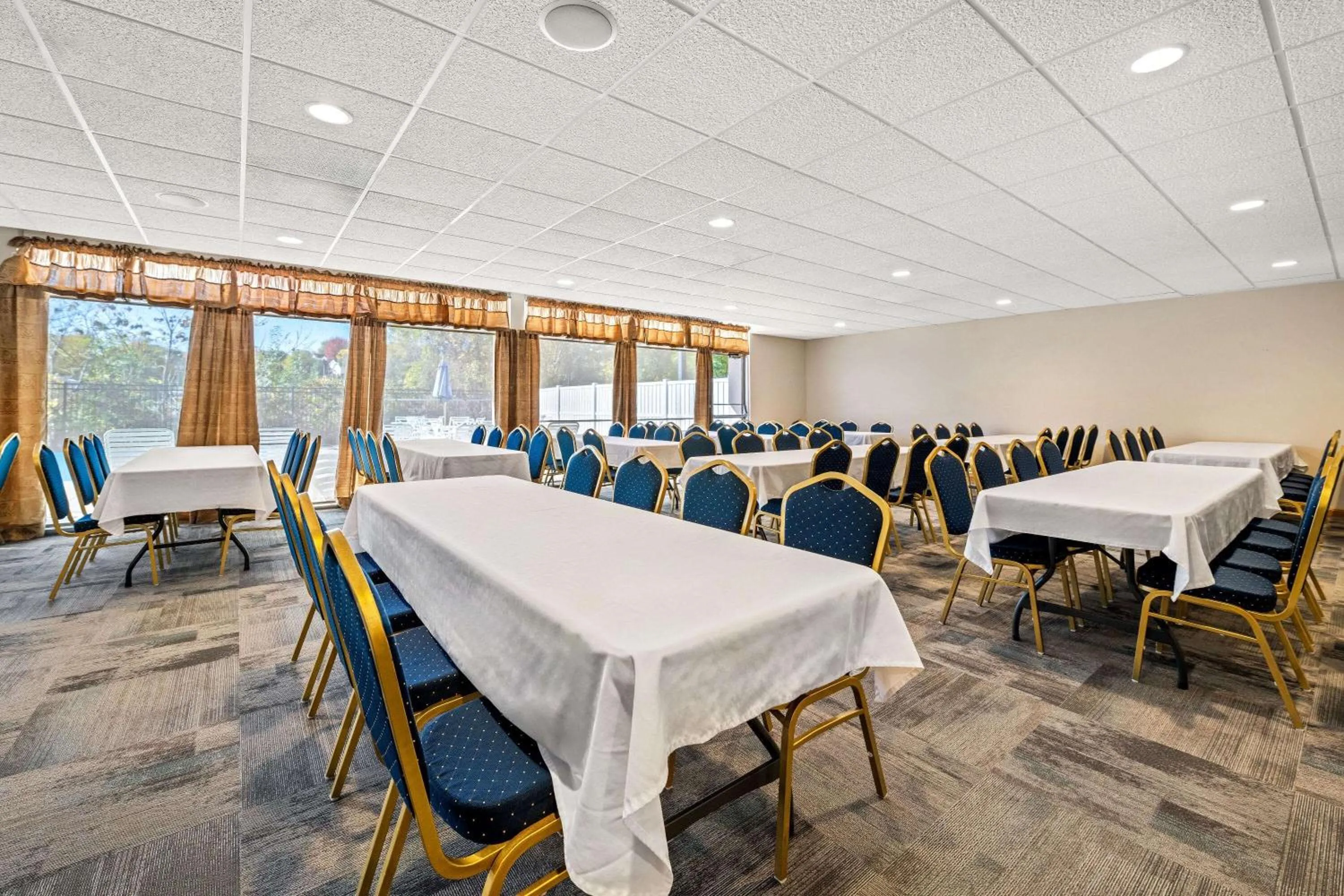 Meeting/conference room in Days Inn by Wyndham Dubuque