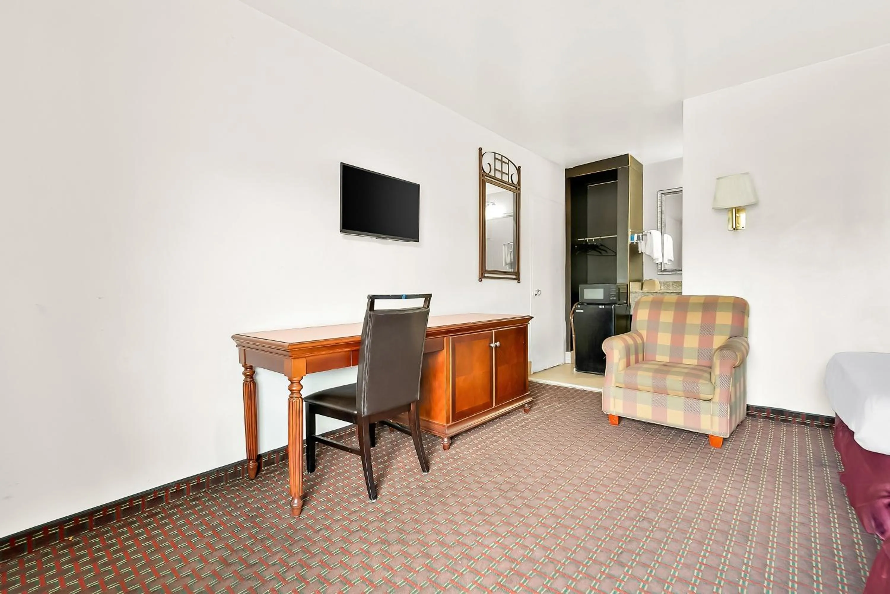 TV and multimedia in Capitol Inn and Suites