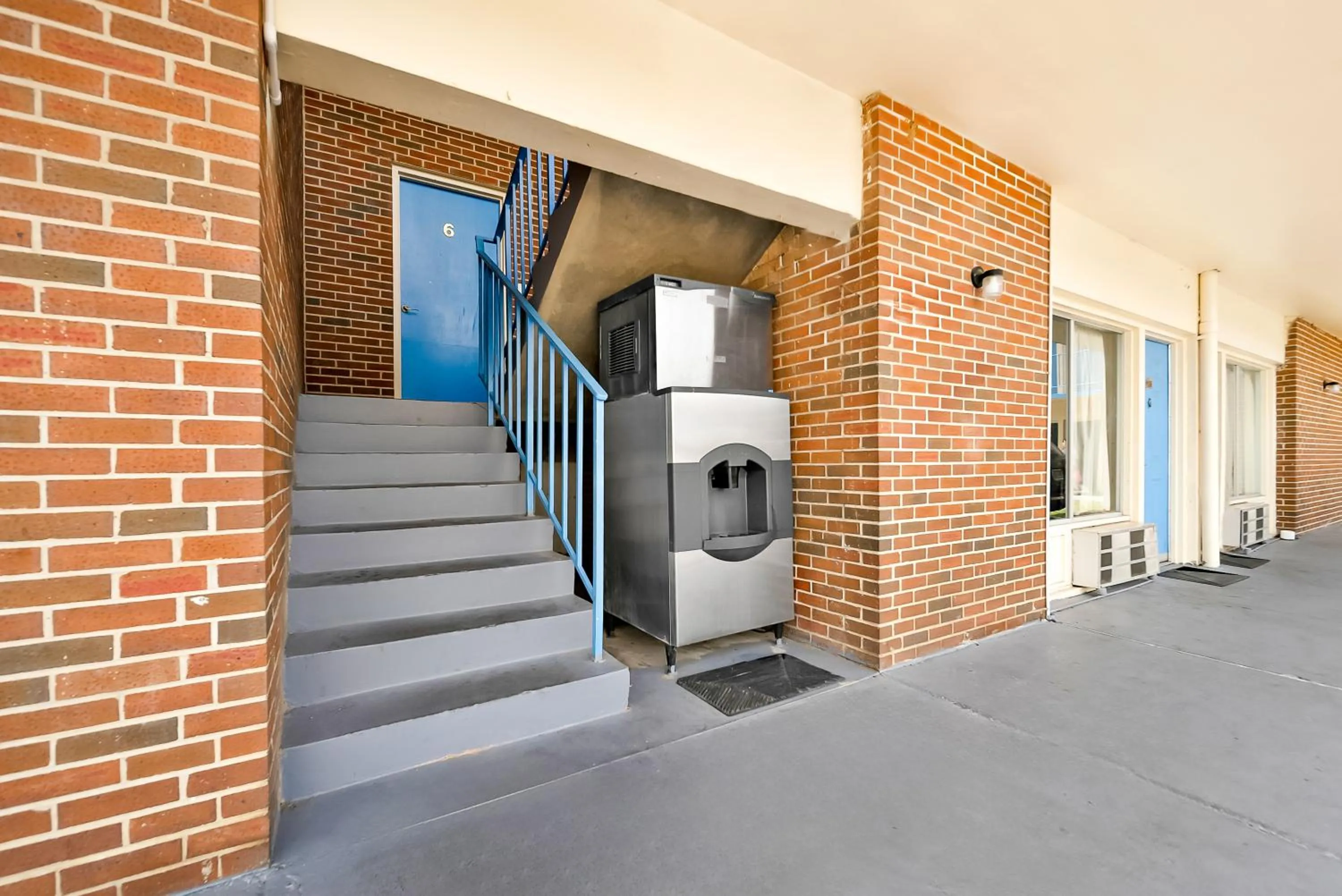 vending machine in Capitol Inn and Suites