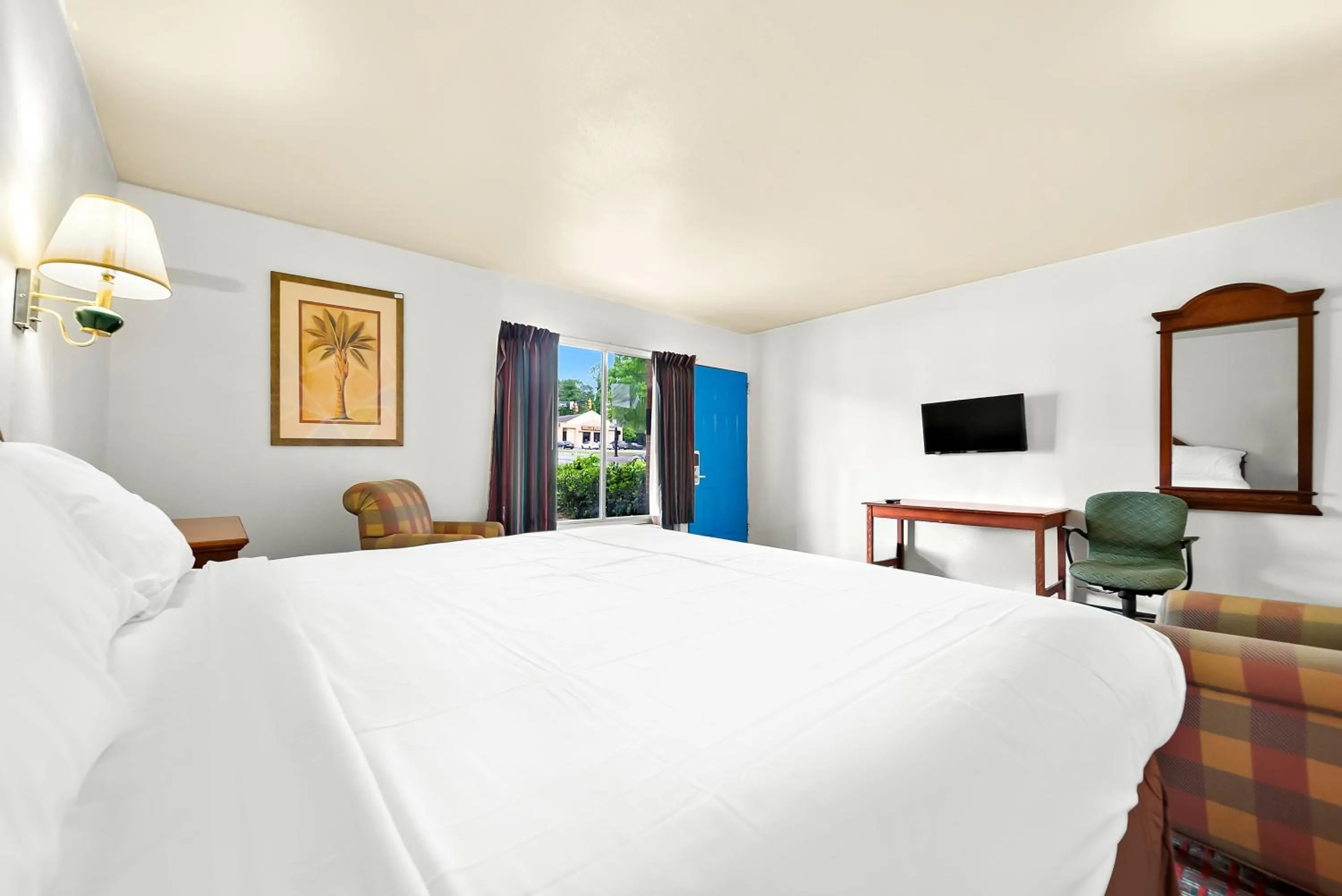 Photo of the whole room, Bed in Capitol Inn and Suites
