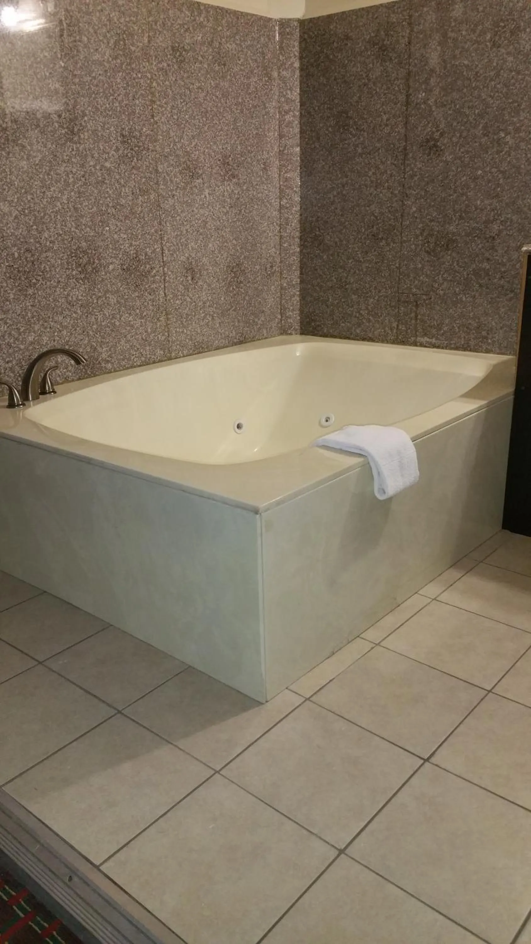 Hot Tub in Capitol Inn and Suites