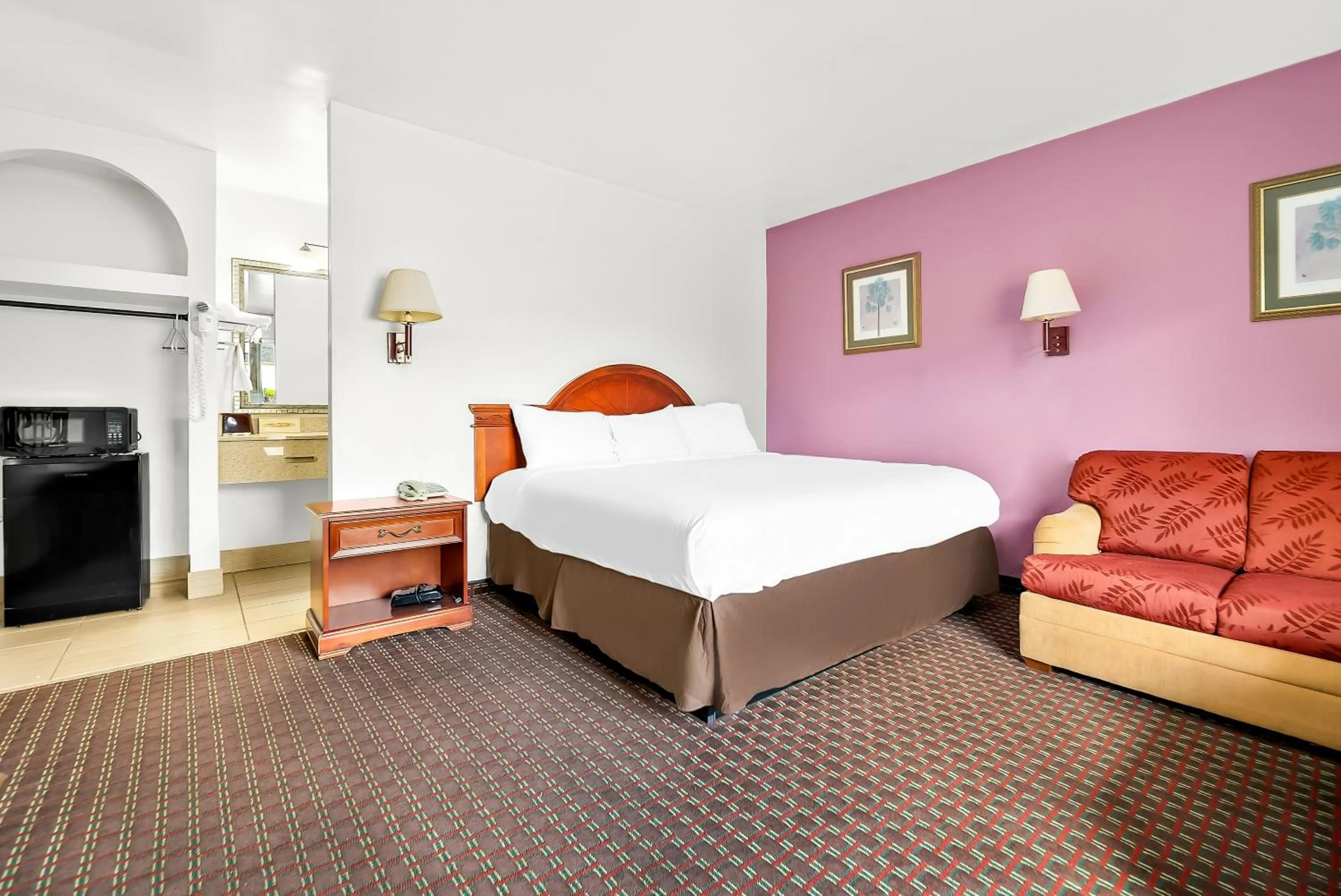 Photo of the whole room, Bed in Capitol Inn and Suites