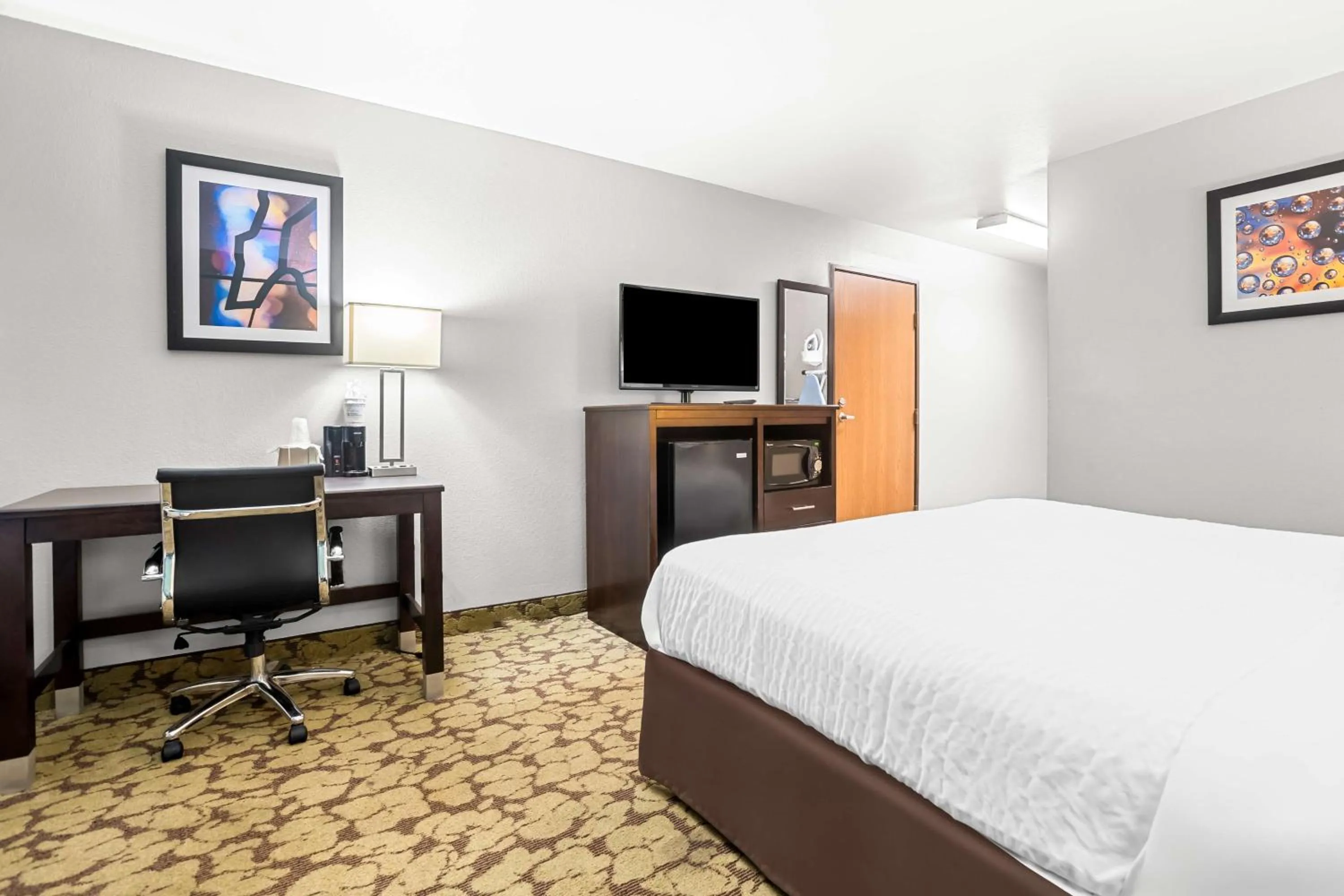 Bedroom, Bed in SureStay Plus Hotel by Best Western Bettendorf