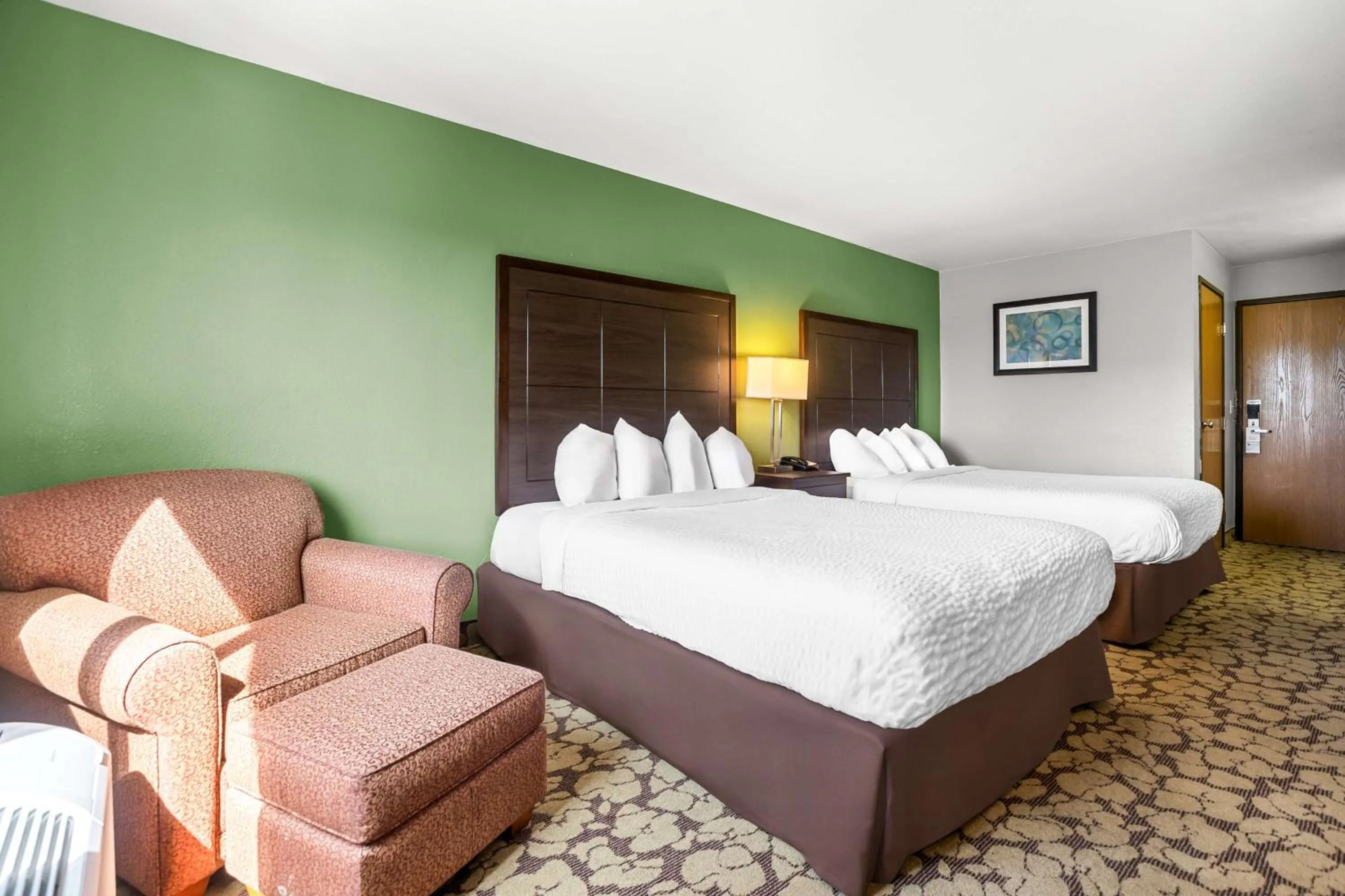 Bedroom, Bed in SureStay Plus Hotel by Best Western Bettendorf