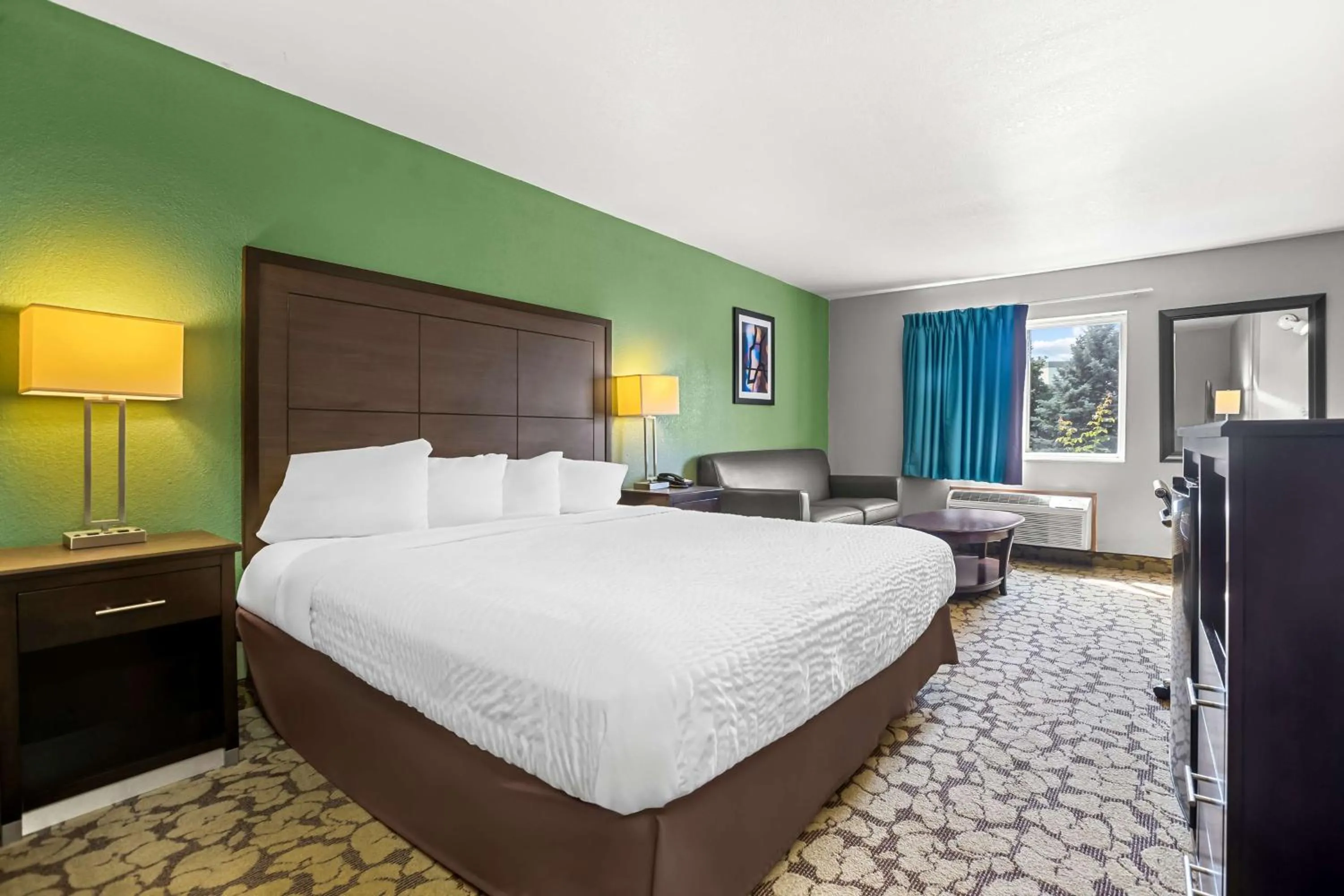 Photo of the whole room, Bed in SureStay Plus Hotel by Best Western Bettendorf