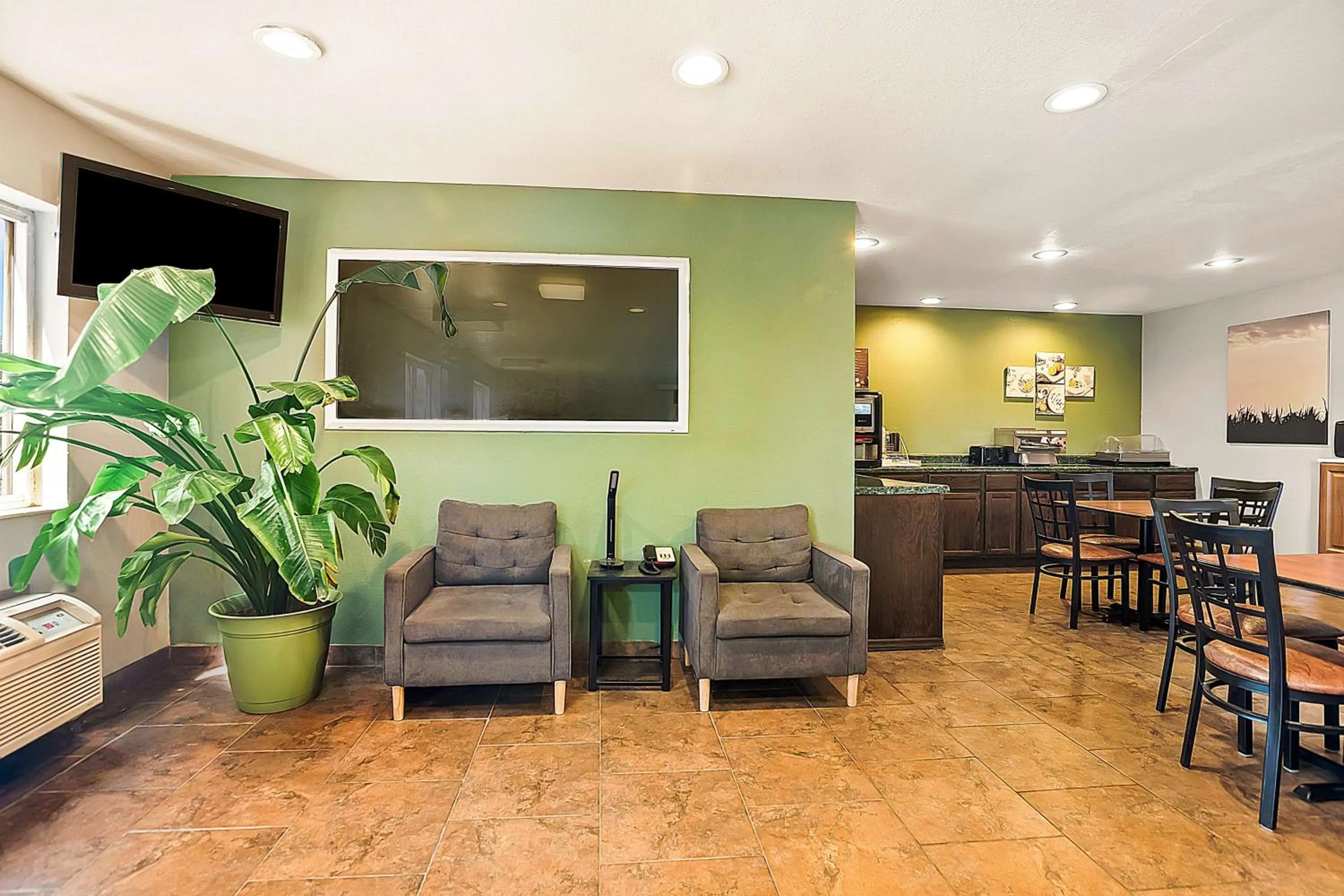 Lobby or reception in SureStay Plus Hotel by Best Western Bettendorf