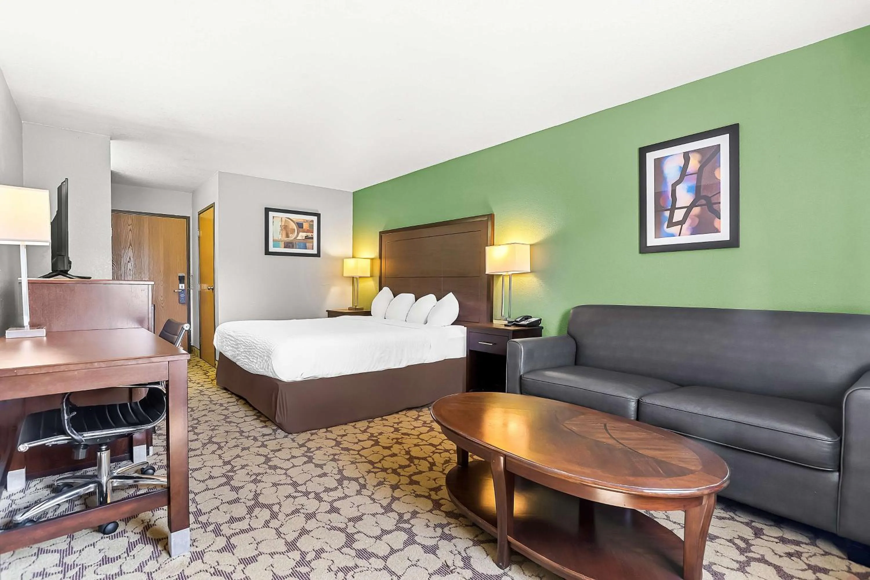 Photo of the whole room, Bed in SureStay Plus Hotel by Best Western Bettendorf