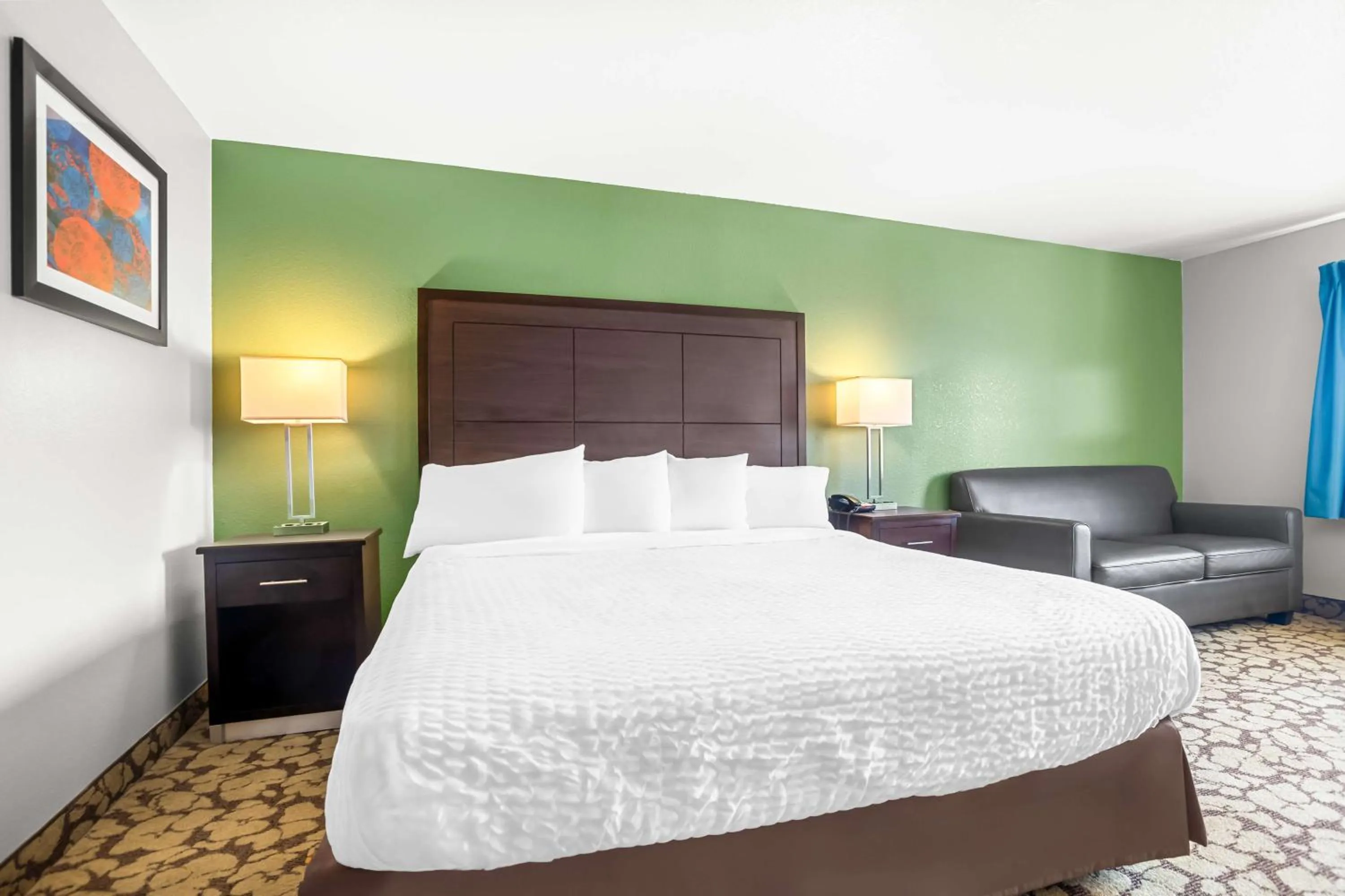 Bedroom, Bed in SureStay Plus Hotel by Best Western Bettendorf