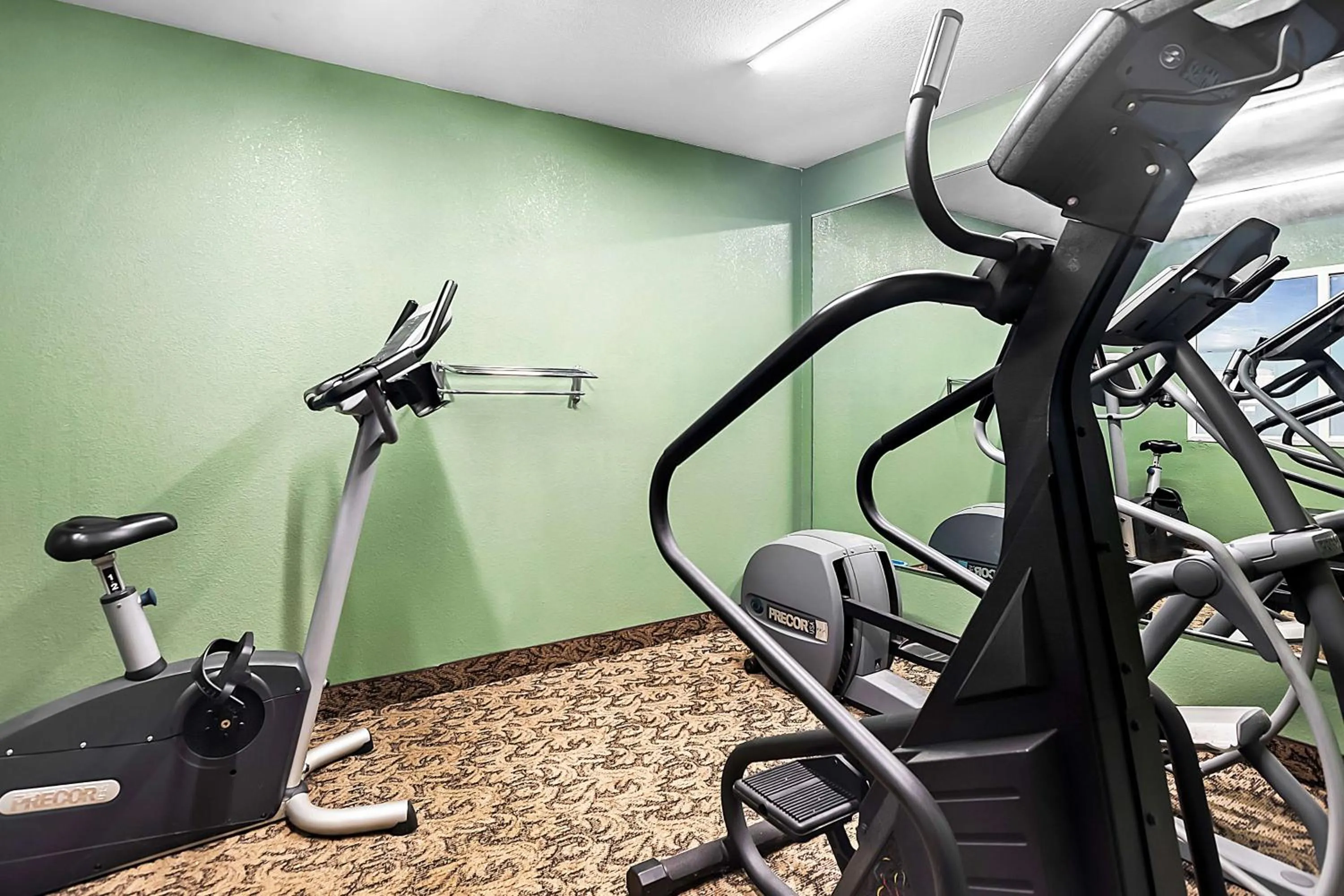 Fitness centre/facilities in SureStay Plus Hotel by Best Western Bettendorf