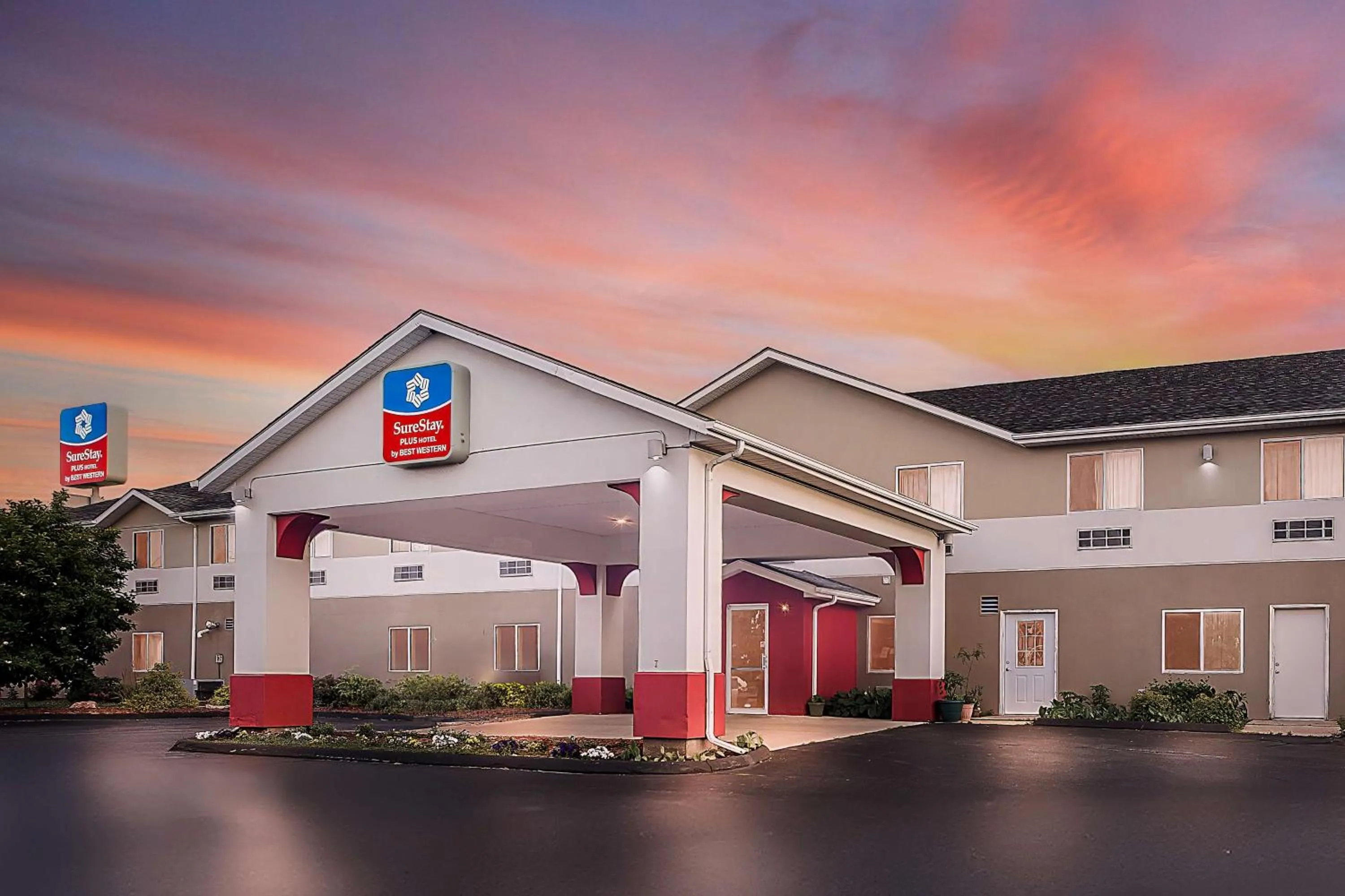 Property building in SureStay Plus Hotel by Best Western Bettendorf