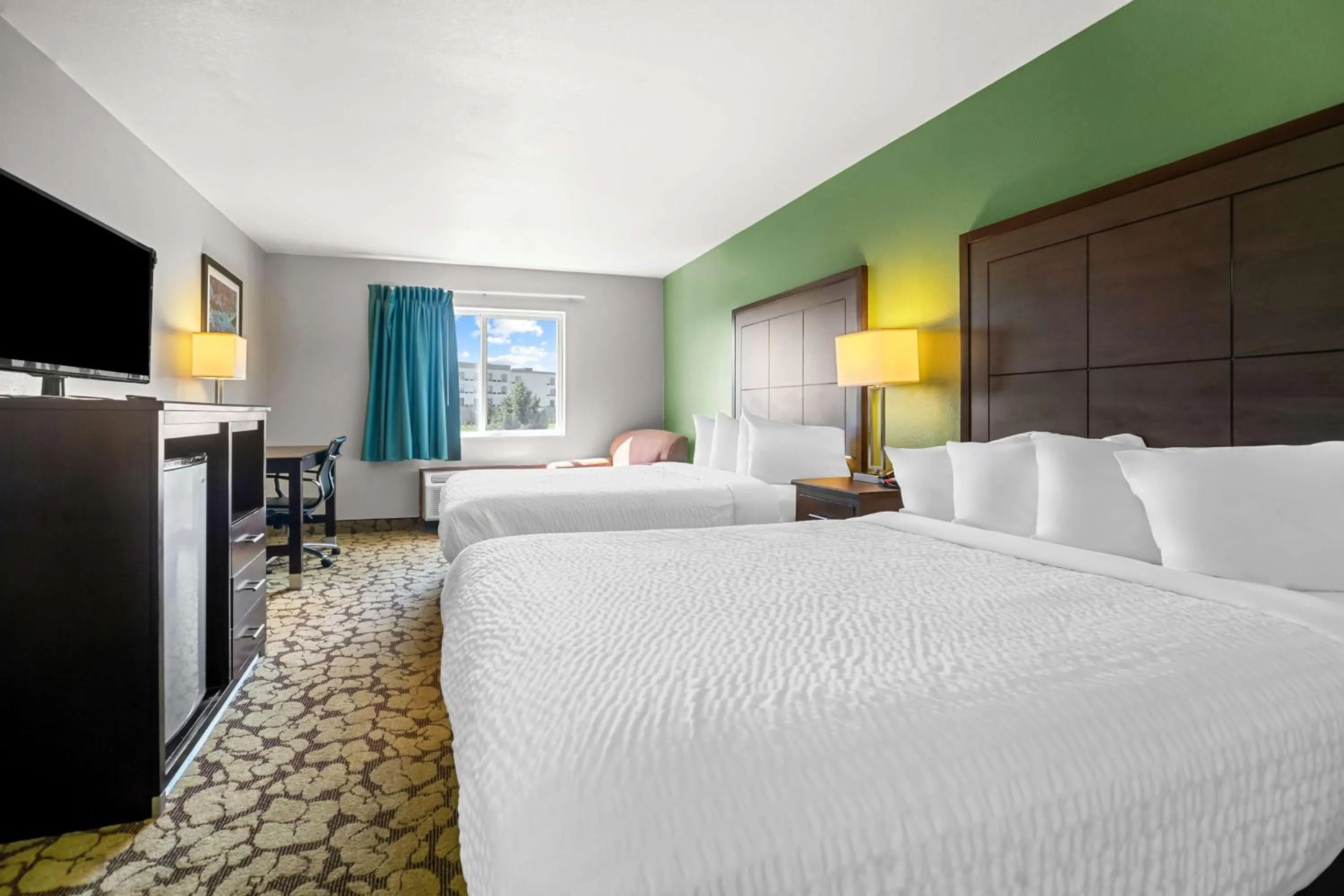 Bedroom, Bed in SureStay Plus Hotel by Best Western Bettendorf