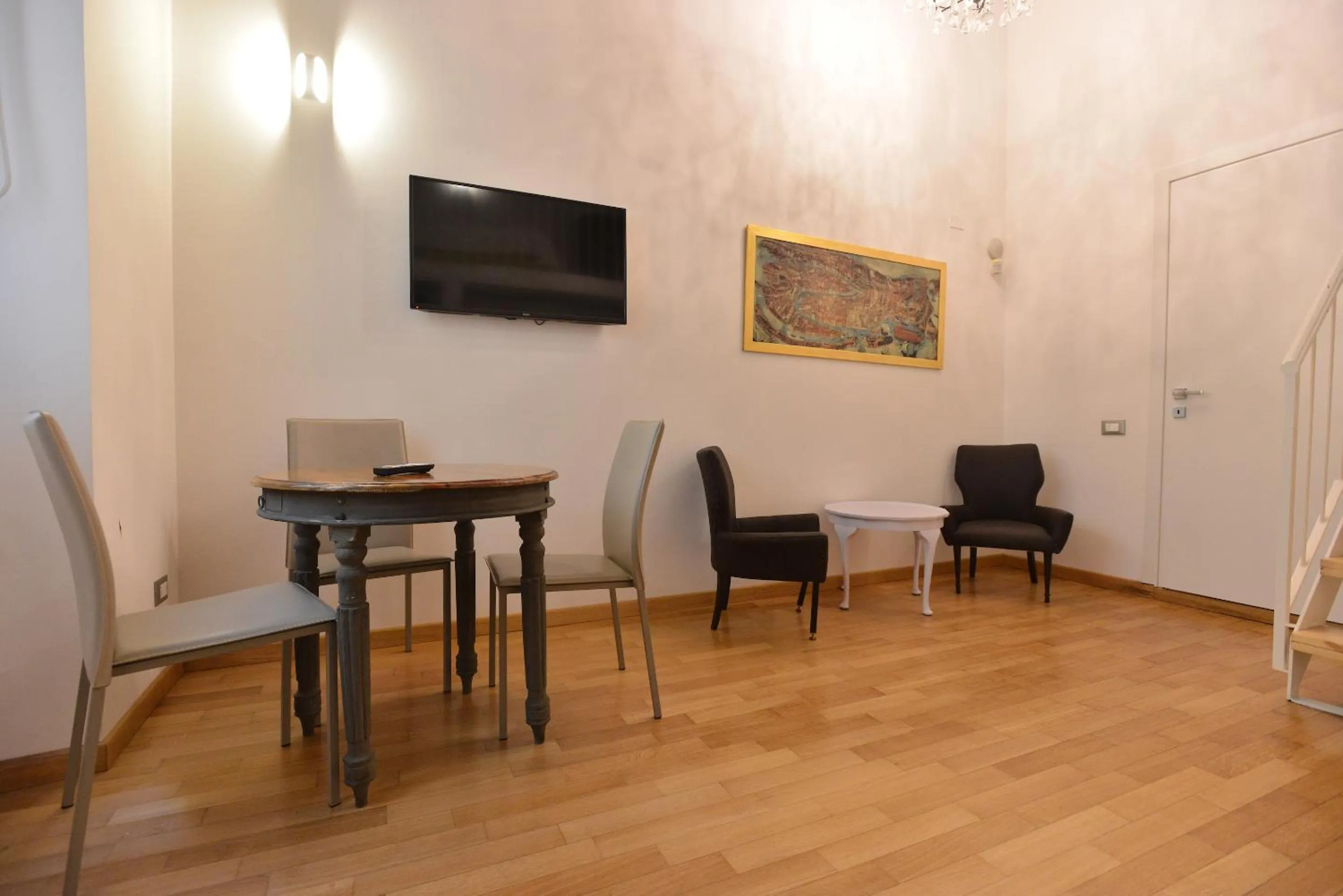 Communal lounge/ TV room in IzzHome City Center Cozy